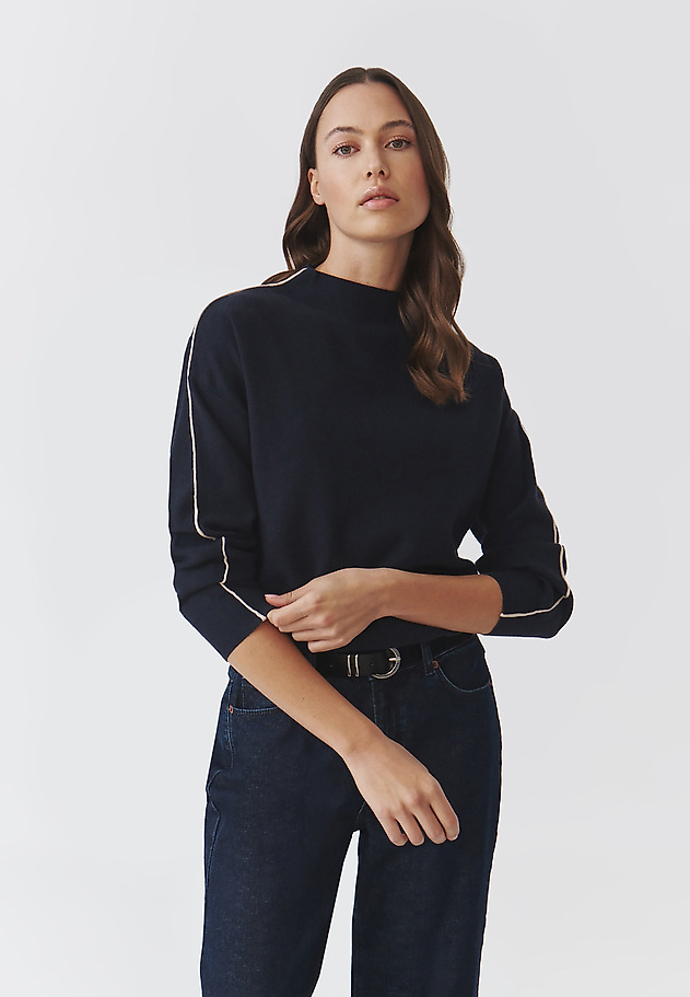 LADIES' SWEATER WITH A BOAT NECKLINE AND DECORATIVE PIPING - CORALINE LADIES' SWEATER WITH A BOAT NECKLINE AND DECORATIVE PIPING - CORALINE GRANATOWY 1