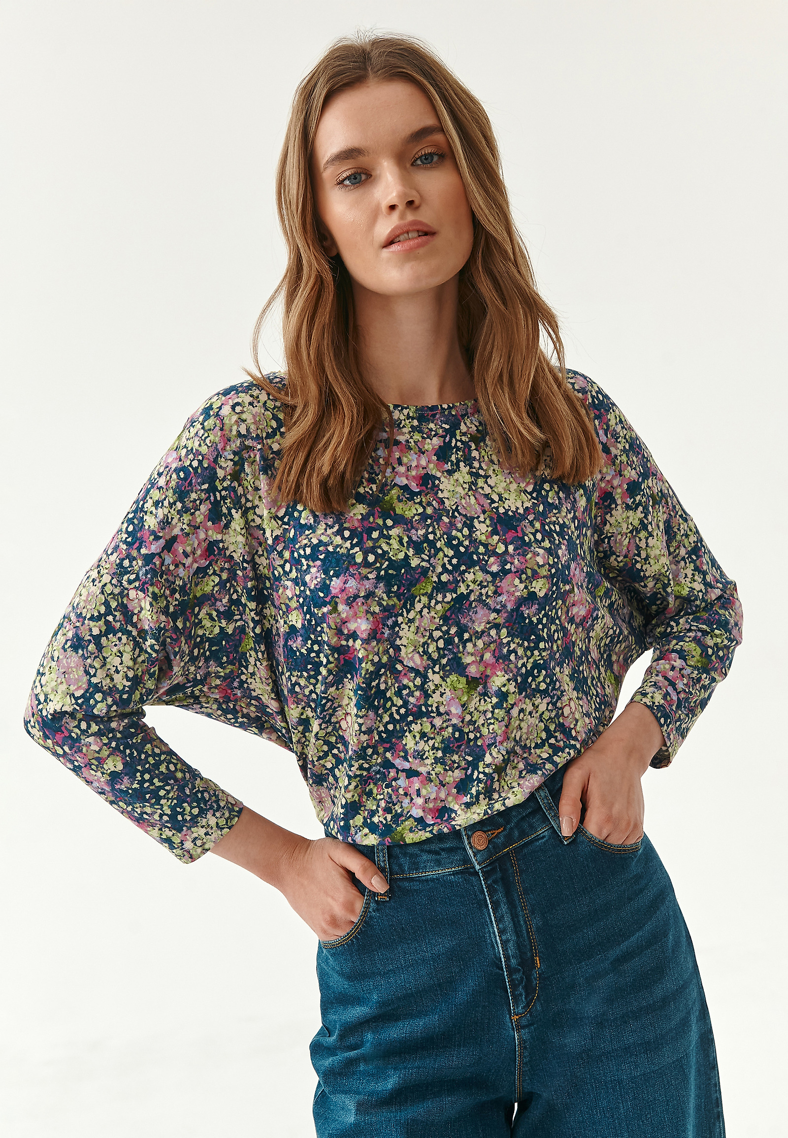 BLUZKA DAMSKA W PRINT KWIATOWY DOROTEA BLUZKA DAMSKA W PRINT KWIATOWY DOROTEA MULTIKOLOR 80437