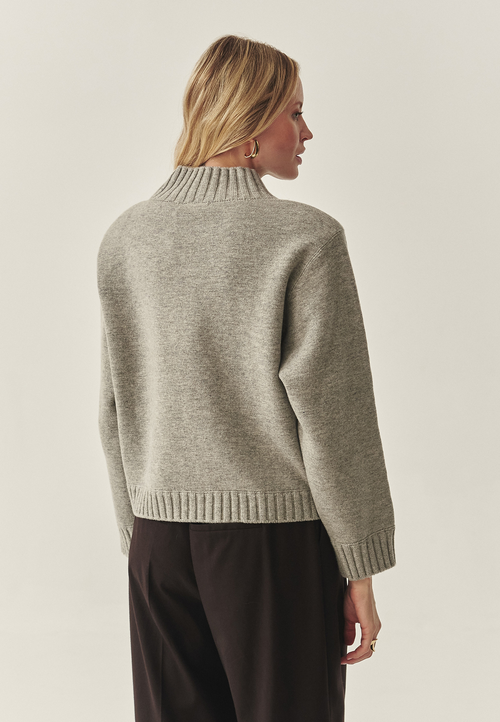 OVERSIZOWY SWETER DAMSKI Z PÓŁGOLFEM - MALMANA 1 OVERSIZOWY SWETER DAMSKI Z PÓŁGOLFEM - MALMANA 1 SZARY 117206