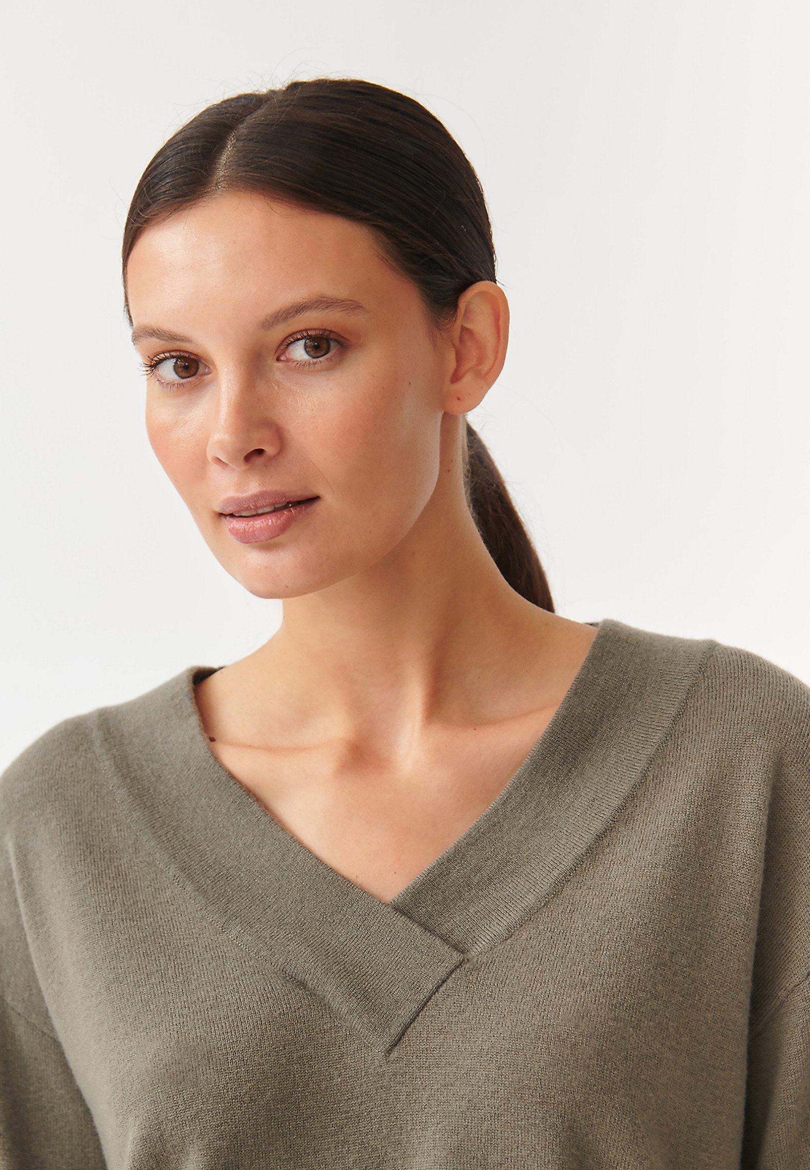 LADIES’ WOOL SWEATER WITH V-SHAPED NECKLINE KASZMI LADIES’ WOOL SWEATER WITH V-SHAPED NECKLINE KASZMI KHAKI 94228