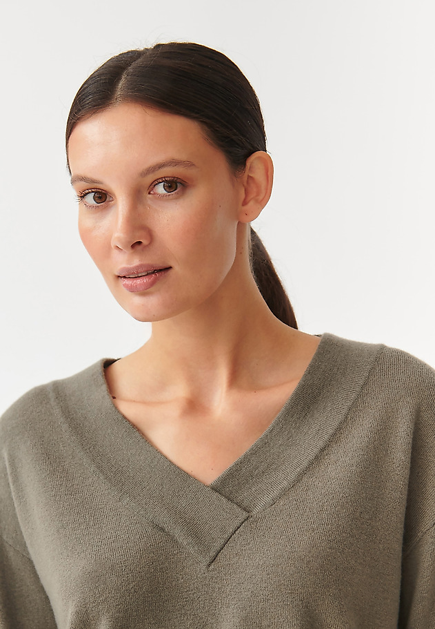 LADIES’ WOOL SWEATER WITH V-SHAPED NECKLINE KASZMI LADIES’ WOOL SWEATER WITH V-SHAPED NECKLINE KASZMI KHAKI 1