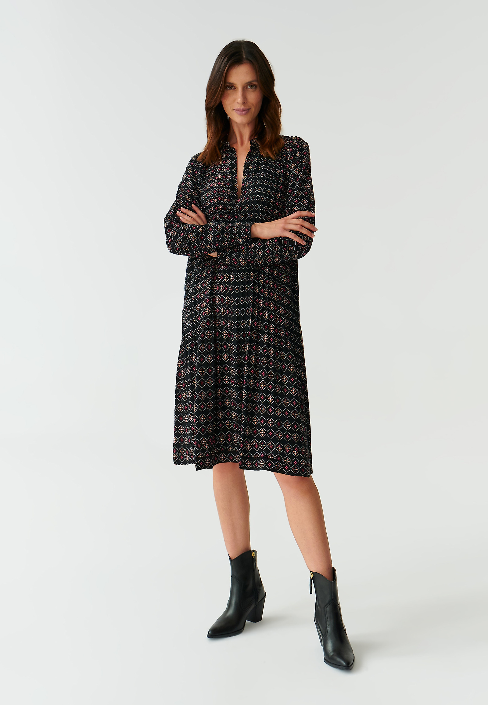 PATTERNED LADIES’ DRESS WITH A STAND-UP COLLAR LILI PATTERNED LADIES’ DRESS WITH A STAND-UP COLLAR LILI MULTICOLOR 92019