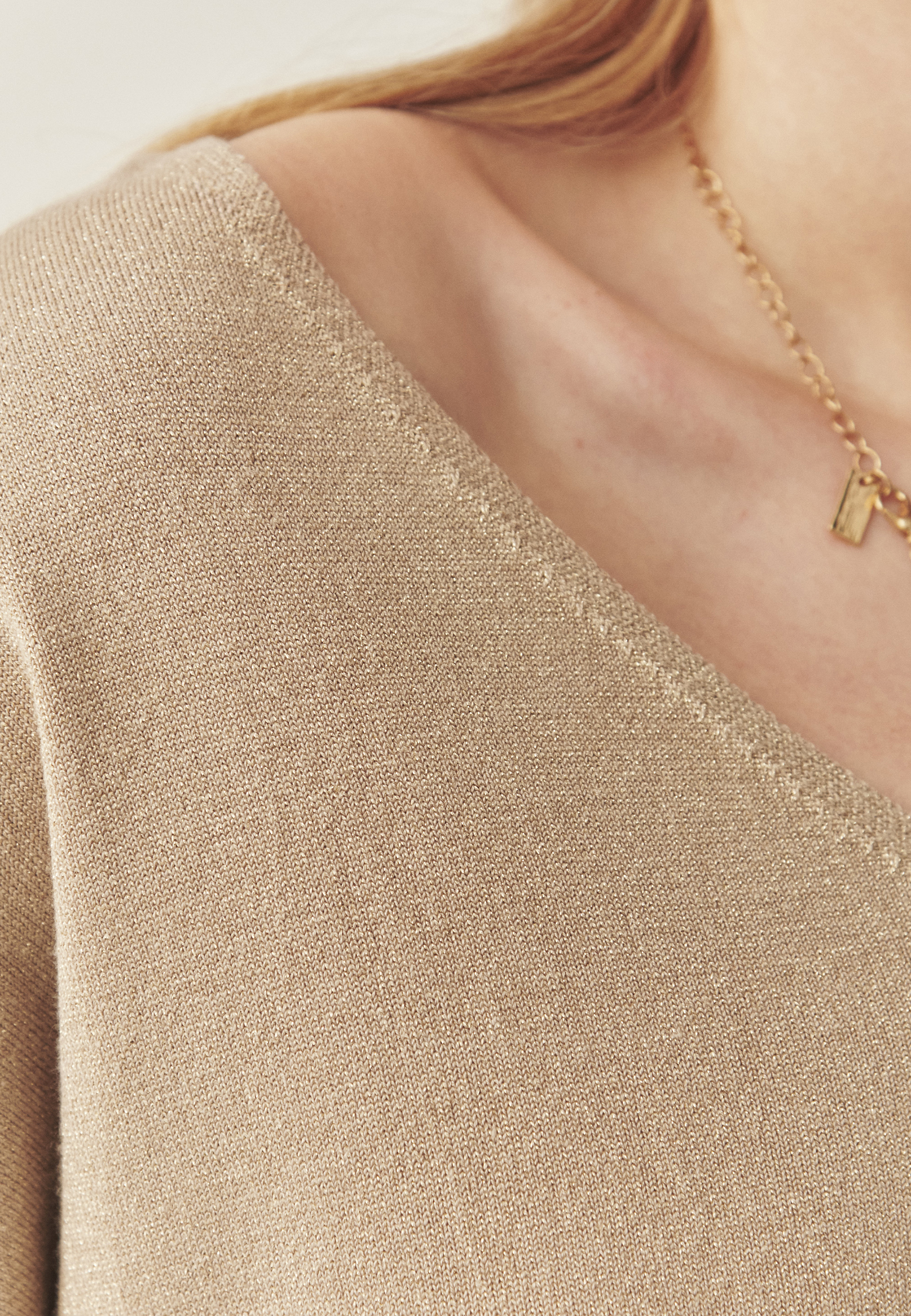 PULOVER CLASIC DE DAMĂ, CU DECOLTEU ÎN FORMA LITEREI „V” ȘI FIR LUCIOS — FLARE 1 GALBEN 2