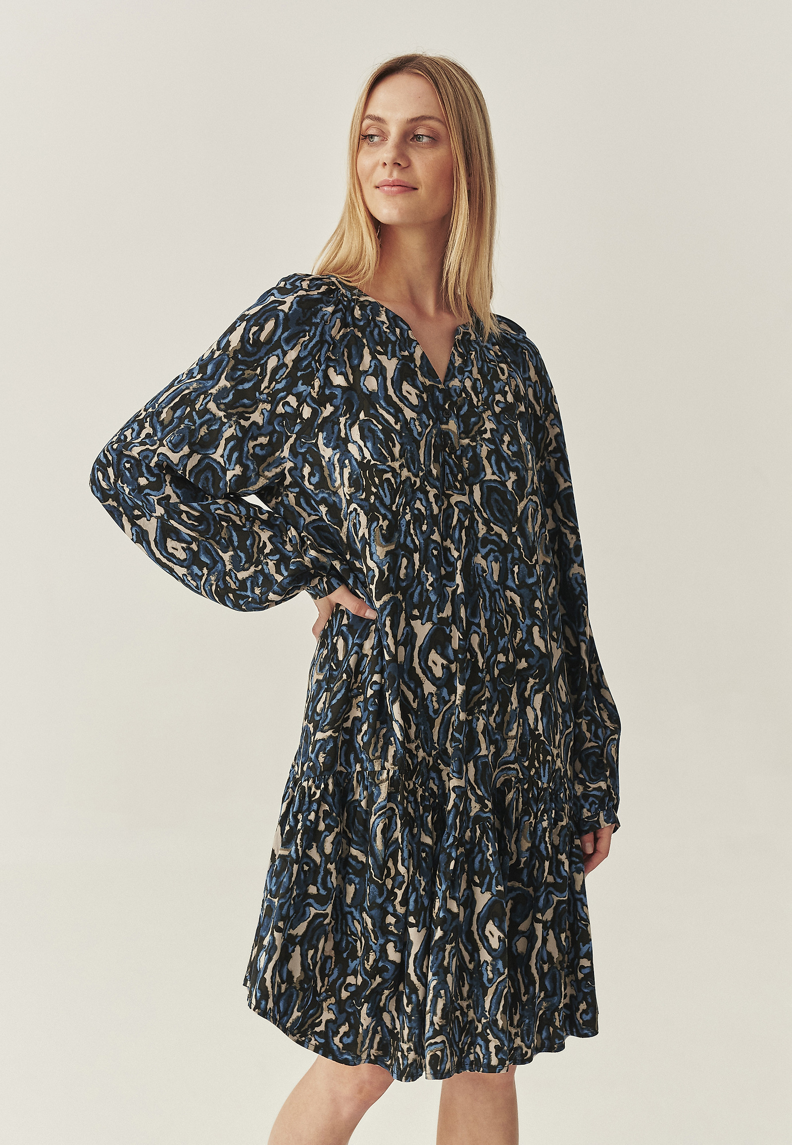 ROZŠÍRENÉ ŠATY S ORIGINÁLNYM DIZAJNOM - TIANA ROZŠÍRENÉ ŠATY S ORIGINÁLNYM DIZAJNOM - TIANA VIACFAREBNÝ 114501