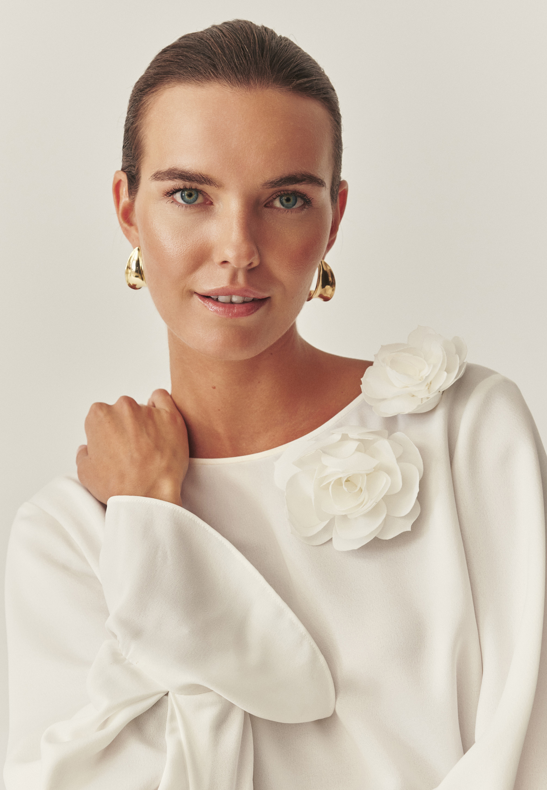 TKANINOWA BLUZKA Z KWIATOWĄ APLIKACJĄ - AURELIS ECRU 2