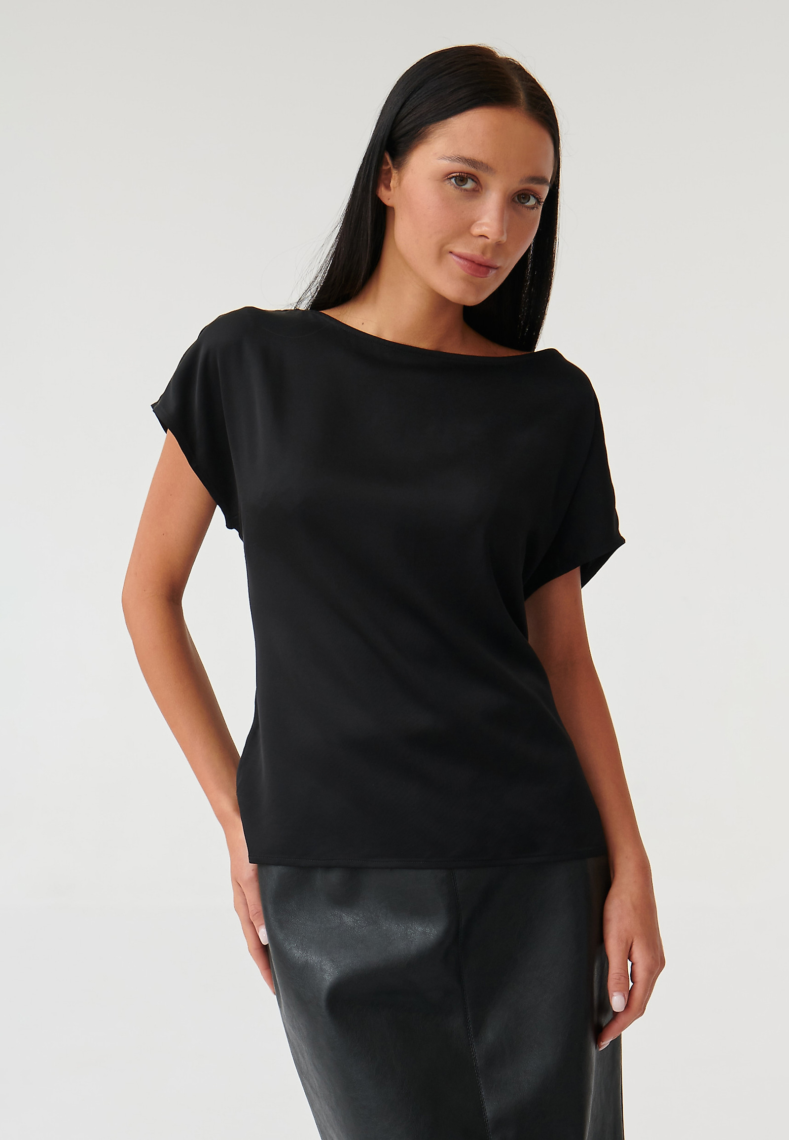 LADIES’ SHORT-SLEEVED BLOUSE OMA LADIES’ SHORT-SLEEVED BLOUSE OMA BLACK 89748