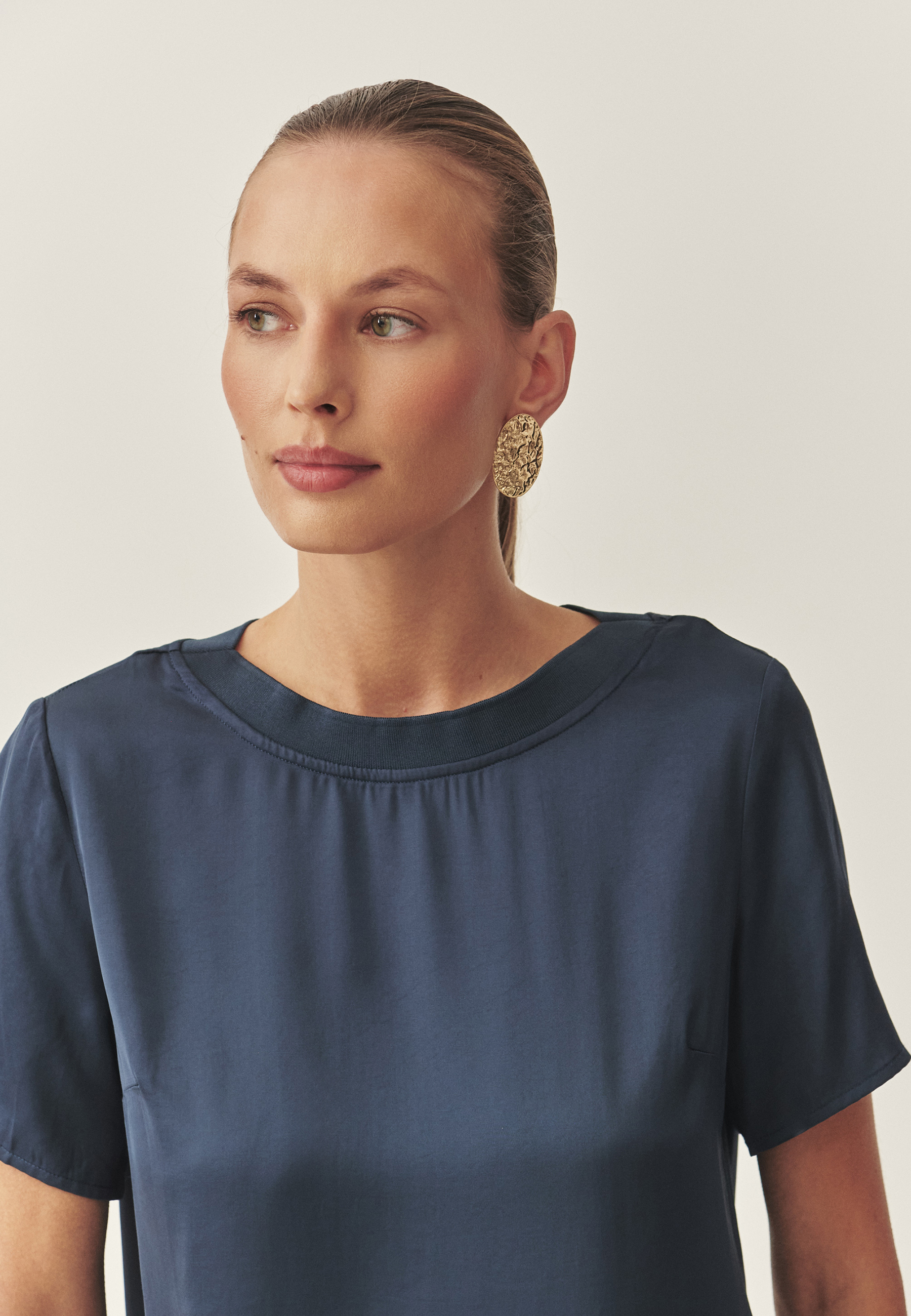 SATYNOWA BLUZKA DAMSKA Z KRÓTKIM RĘKAWEM - MALTO 1 NIEBIESKI 2