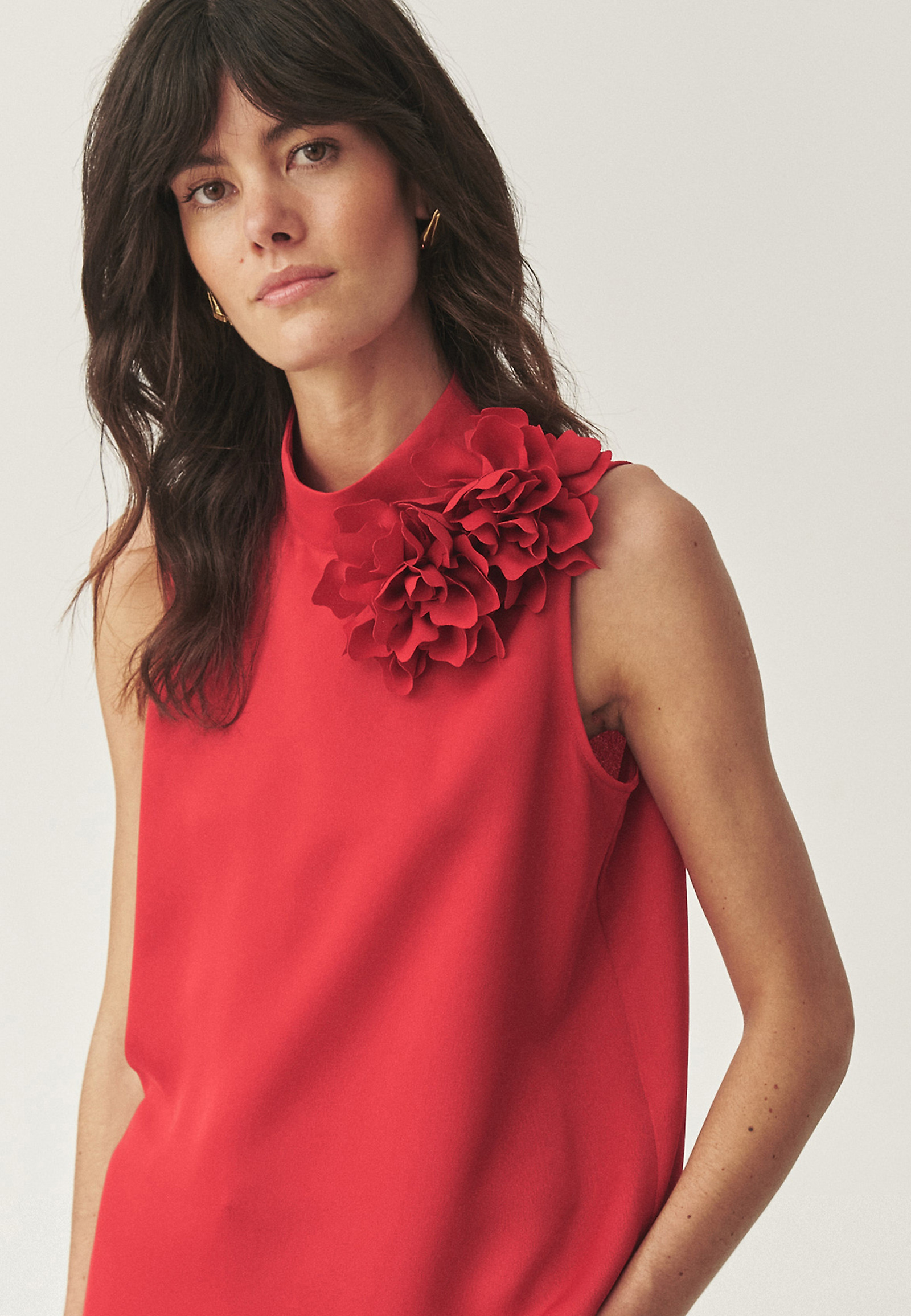 ELEGANTNA BLUZA Z FLORALNIM AKCENTOM - FLORIANA 1 ELEGANTNA BLUZA Z FLORALNIM AKCENTOM - FLORIANA 1 RDEČA 114224