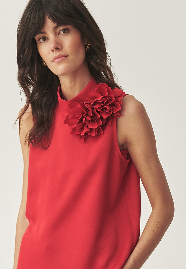 ELEGANTNA BLUZA Z FLORALNIM AKCENTOM - FLORIANA 1 ELEGANTNA BLUZA Z FLORALNIM AKCENTOM - FLORIANA 1 RDEČA 1