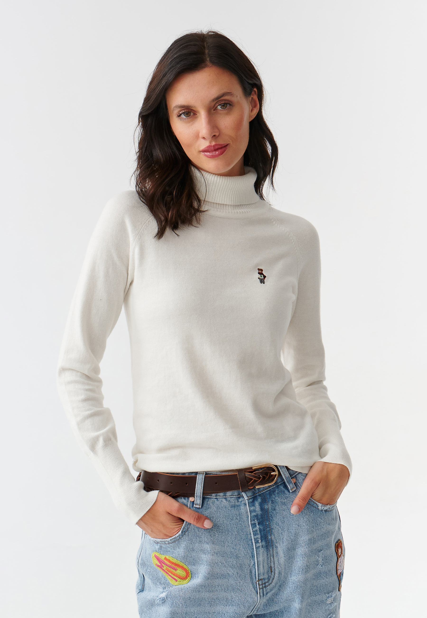 KLASYCZNY SWETER DAMSKI Z GOLFEM Z HAFTOWANYM MISIEM USZATKIEM NEKO ECRU 2