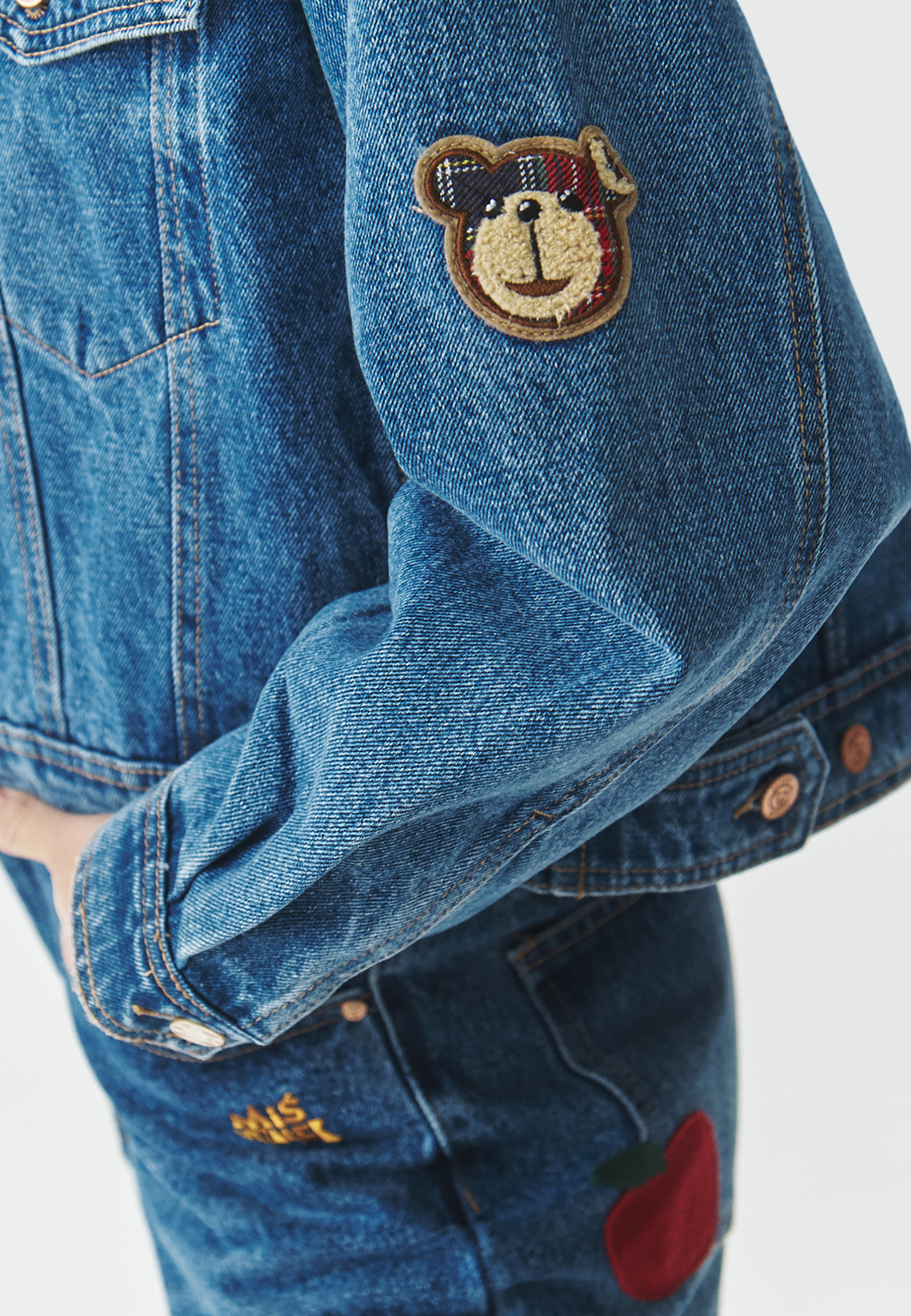 TKANINOWA KURTKA DENIM Z MOTYWEM MISIA USZATKA – BERNALI NIEBIESKI 2