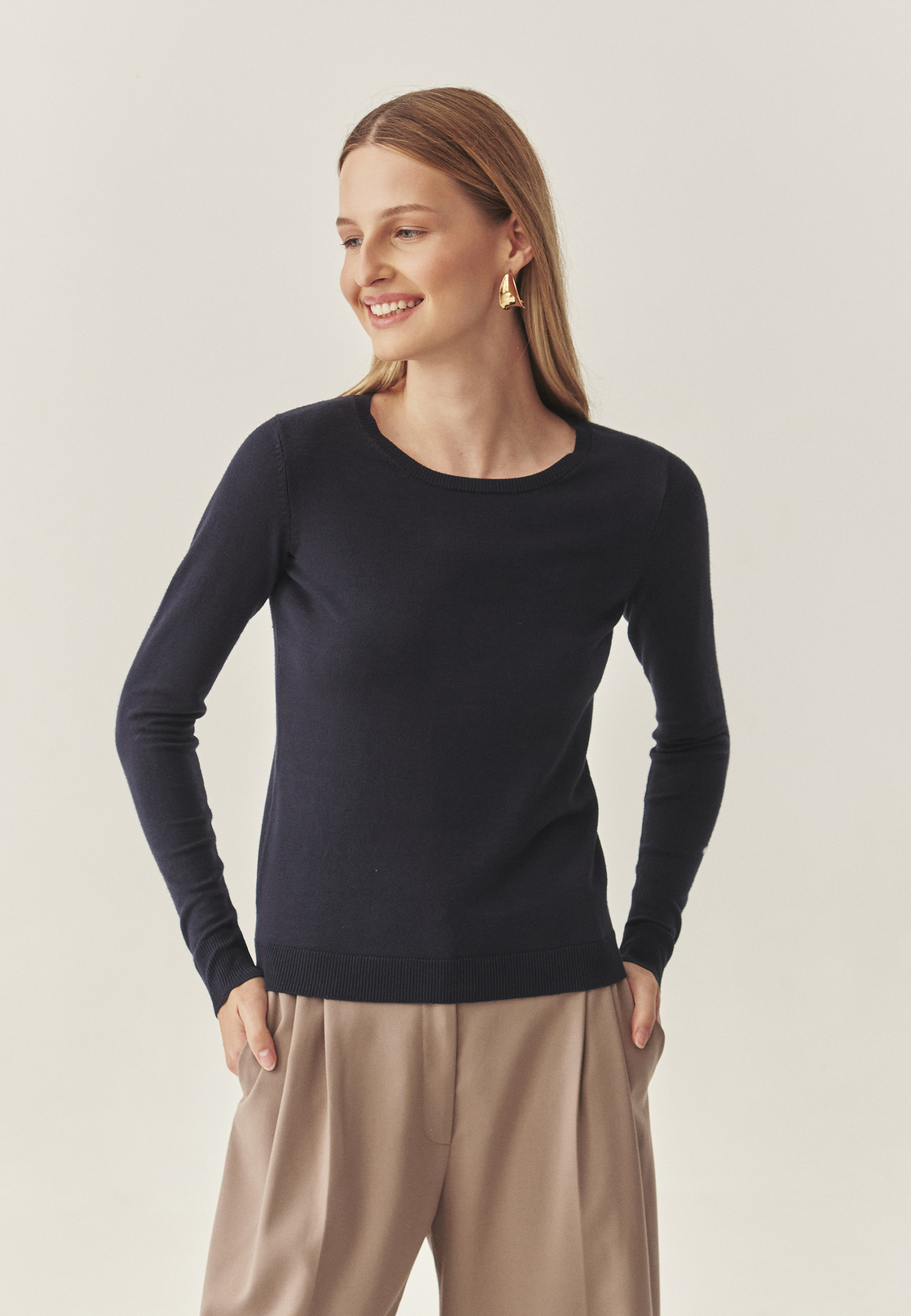 DÁMSKÝ KLASICKÝ SVETR S KULATÝM VÝSTŘIHEM - TESSINI