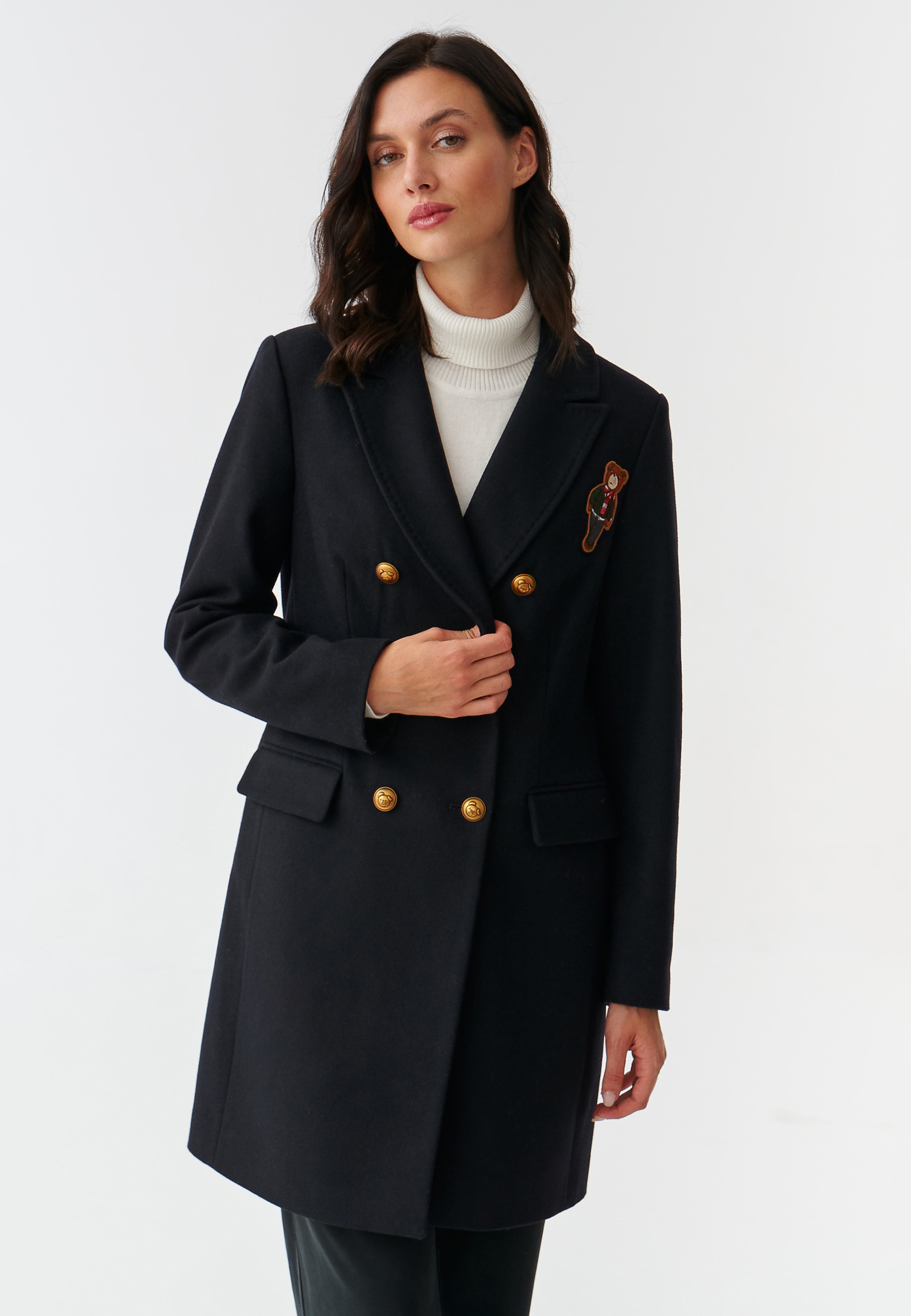 KLASICKÝ DÁMSKÝ KABÁT S NÁŠIVKAMI MEDVÍDKA UŠÁČKA TELMA TMAVĚ MODRÁ 2