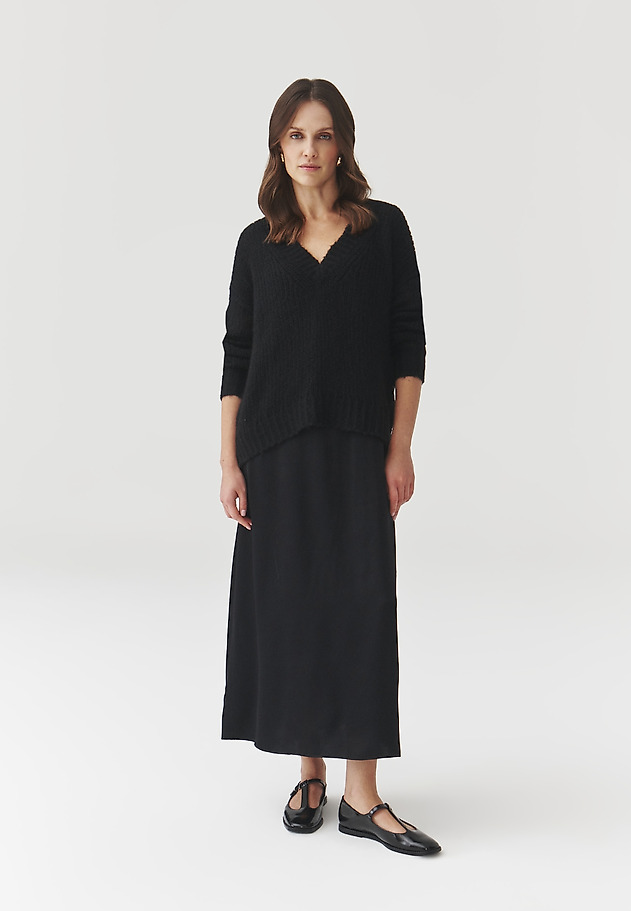 OVERSIZE SVETER S VLNOU A MOHÉROM – DAHLIA OVERSIZE SVETER S VLNOU A MOHÉROM – DAHLIA ČIERNA 3
