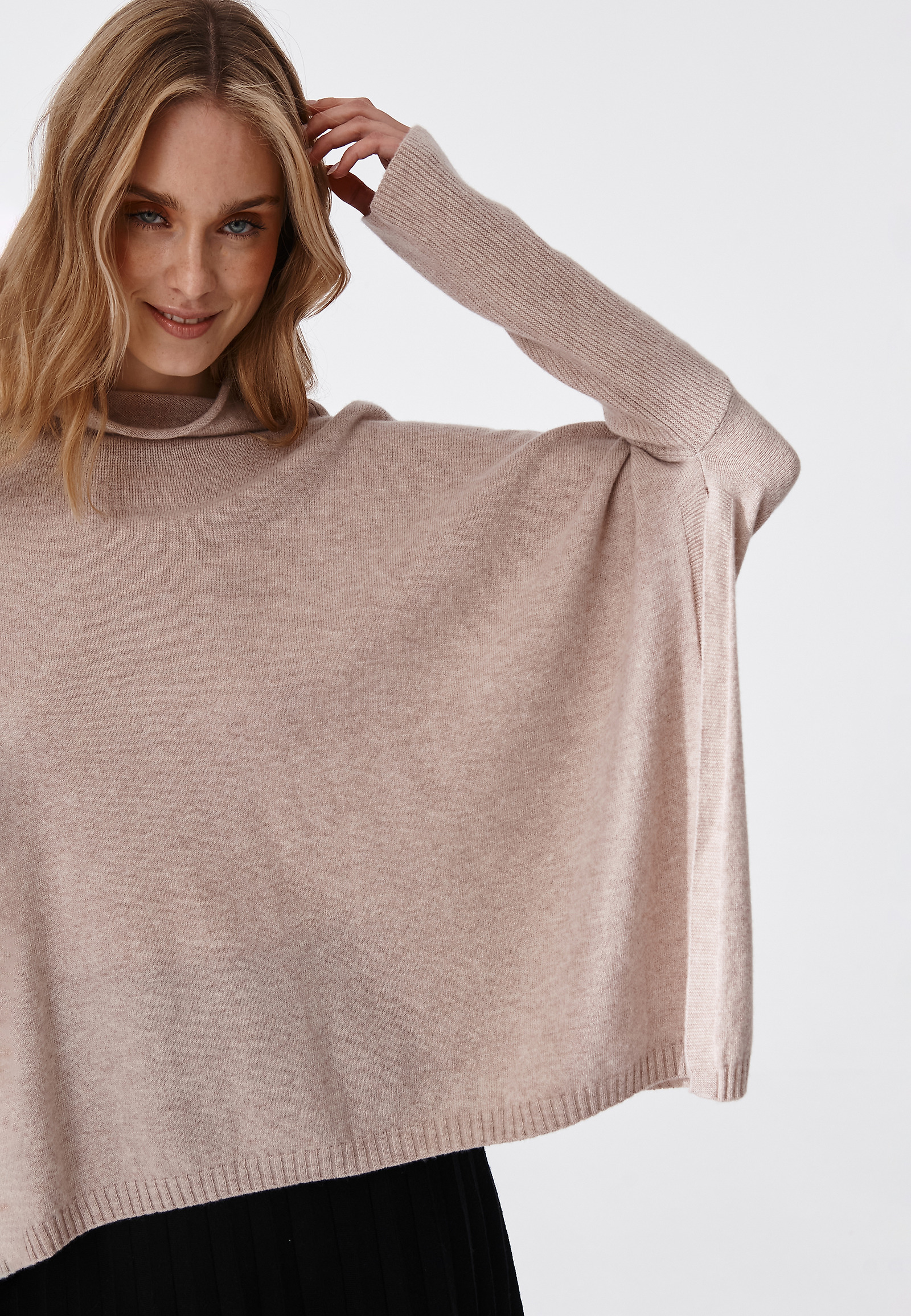 LADIES' WOOLEN PONCHO-SWEATER PONKOLO LADIES' WOOLEN PONCHO-SWEATER PONKOLO BEIGE 84672