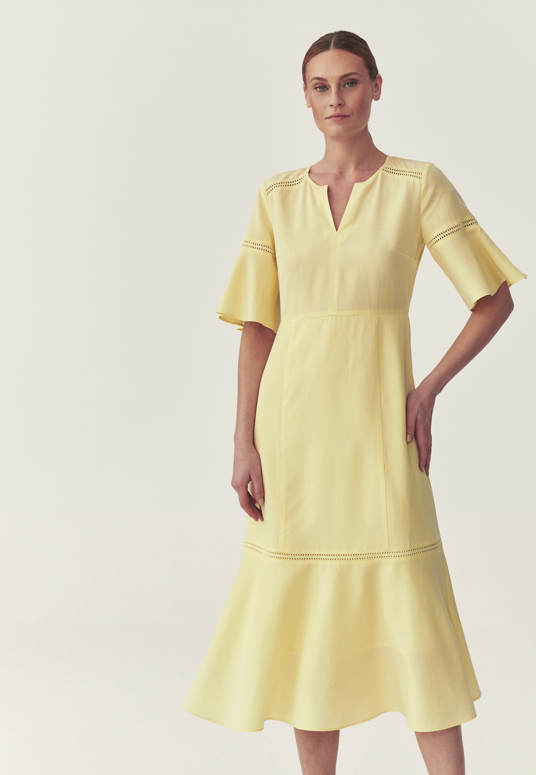 KRÉMOVÉ ŠATY S ĽANOM – BUSSA