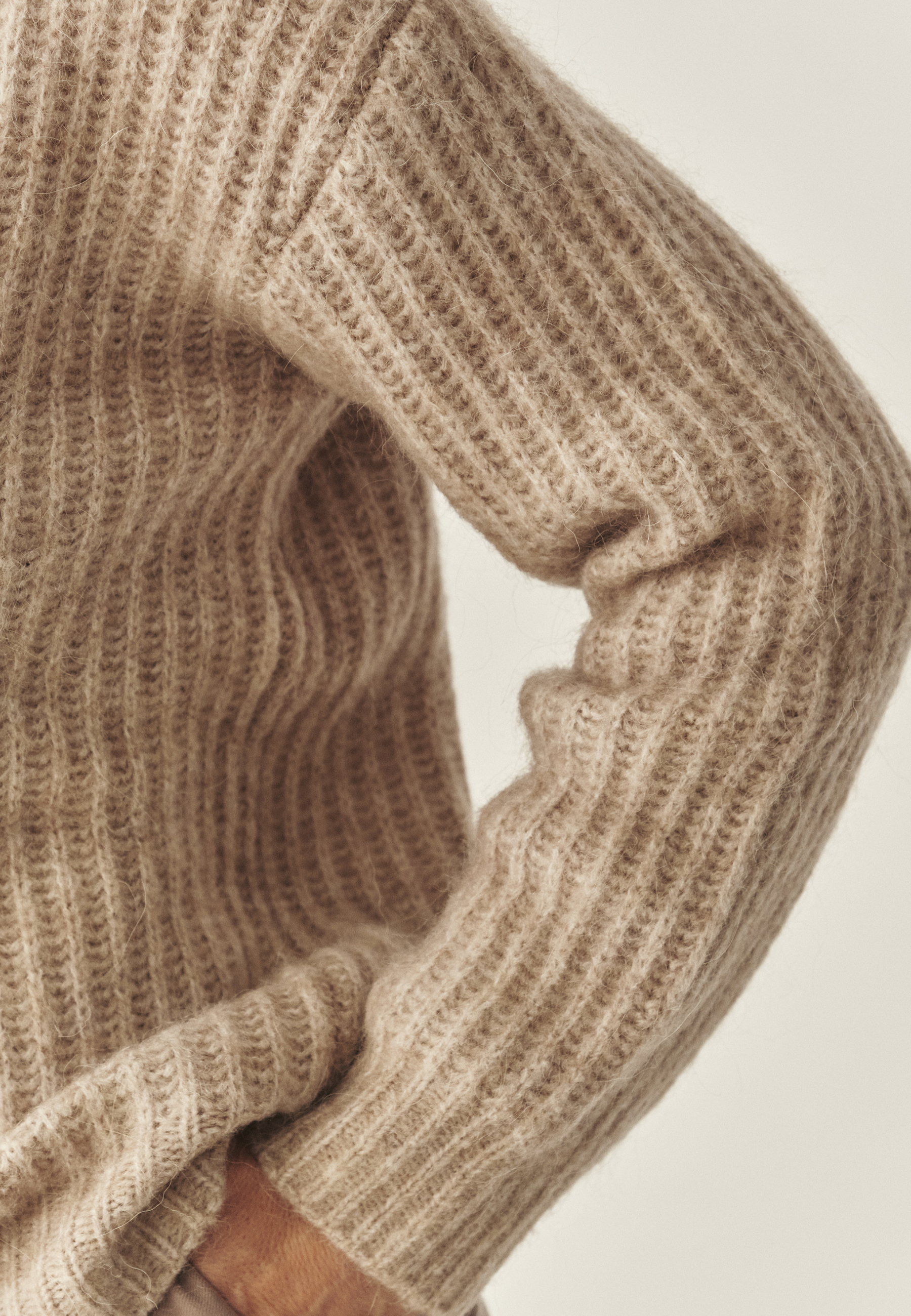 PULOVER DE DAMĂ, CU DECOLTEU ÎN FORMA LITEREI „V” — ASPEN BEJ 2