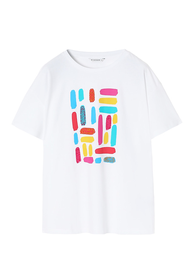 SWOBODNY T-SHIRT DAMSKI Z MIEJSCOWYM NADRUKIEM I KORALIKAMI - MALATI SWOBODNY T-SHIRT DAMSKI Z MIEJSCOWYM NADRUKIEM I KORALIKAMI - MALATI BIAŁY 4