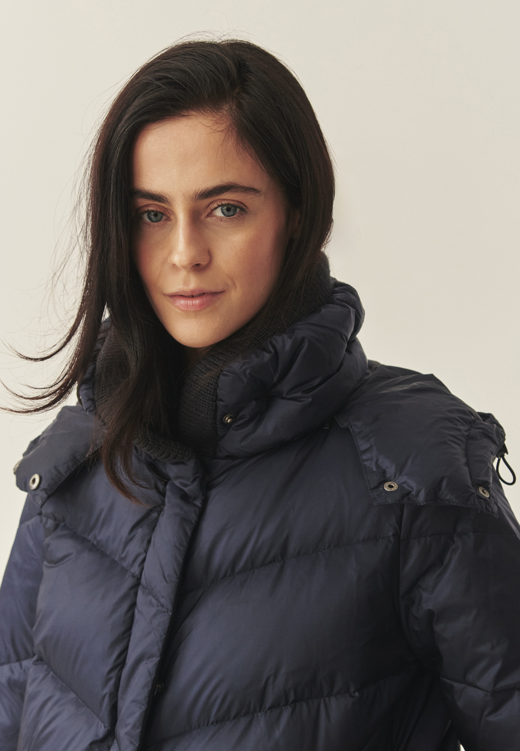 PÉŘOVÁ BUNDA S KAPUCÍ – DAGAMARI TMAVĚ MODRÁ 2