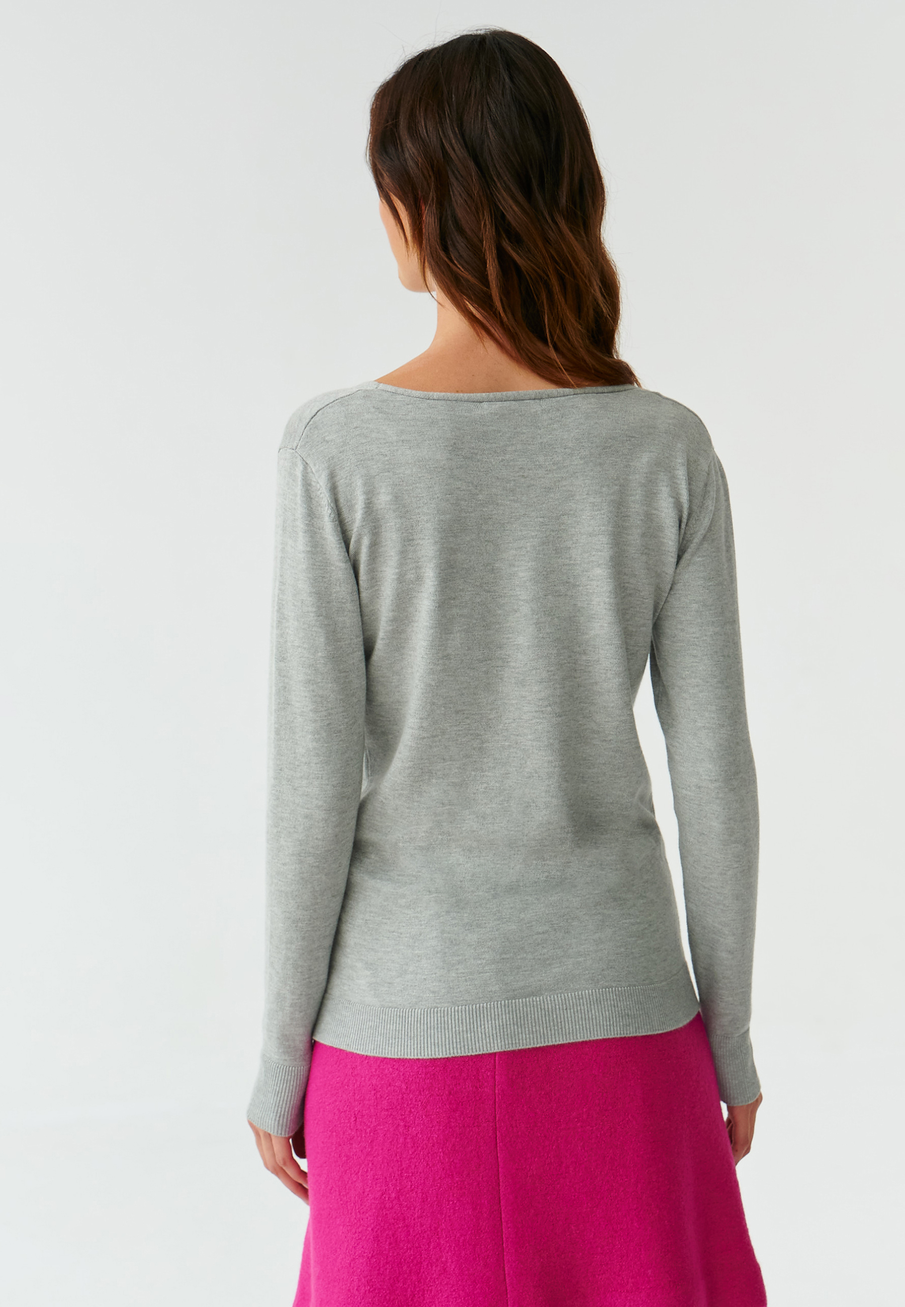 KLASYCZNY SWETER DAMSKI Z DEKOLTEM W SEREK TESSA 2