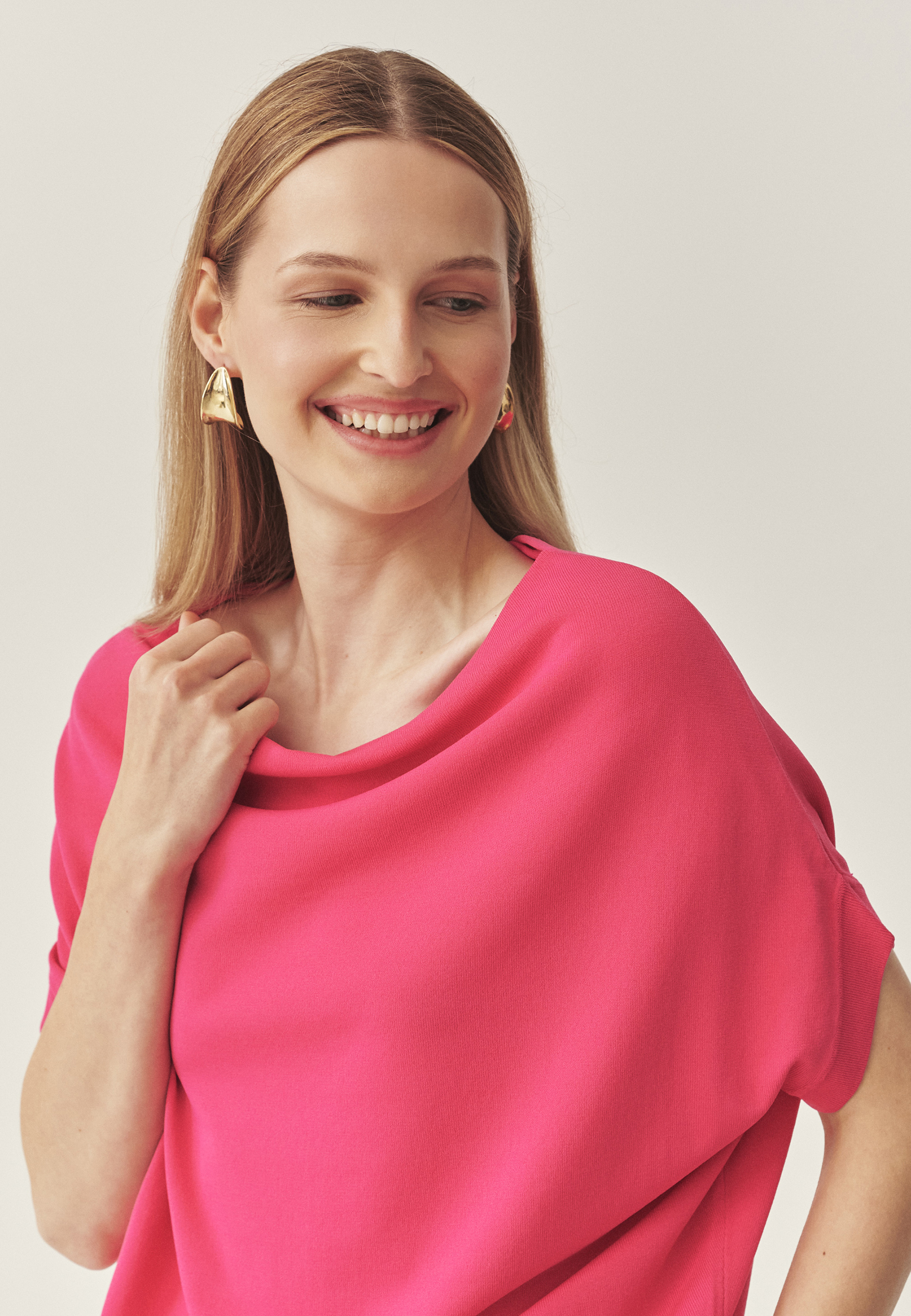 DZIANINOWA BLUZKA DAMSKA Z OZDOBNYM DEKOLTEM - ATI RÓŻOWY 2