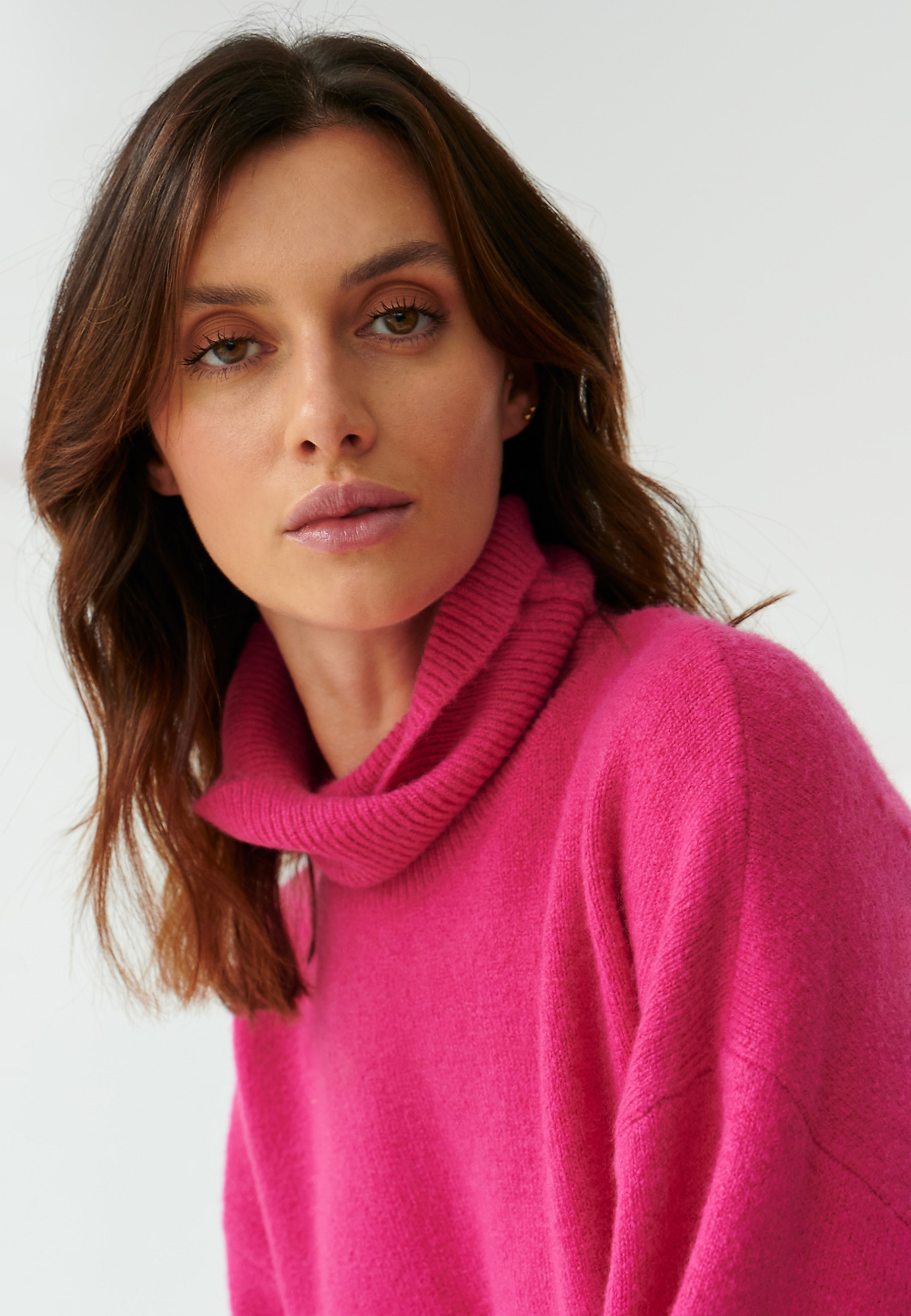 OVERSIZED LADIES' SWEATER WITH A TURTLENECK WAMKO color PINK