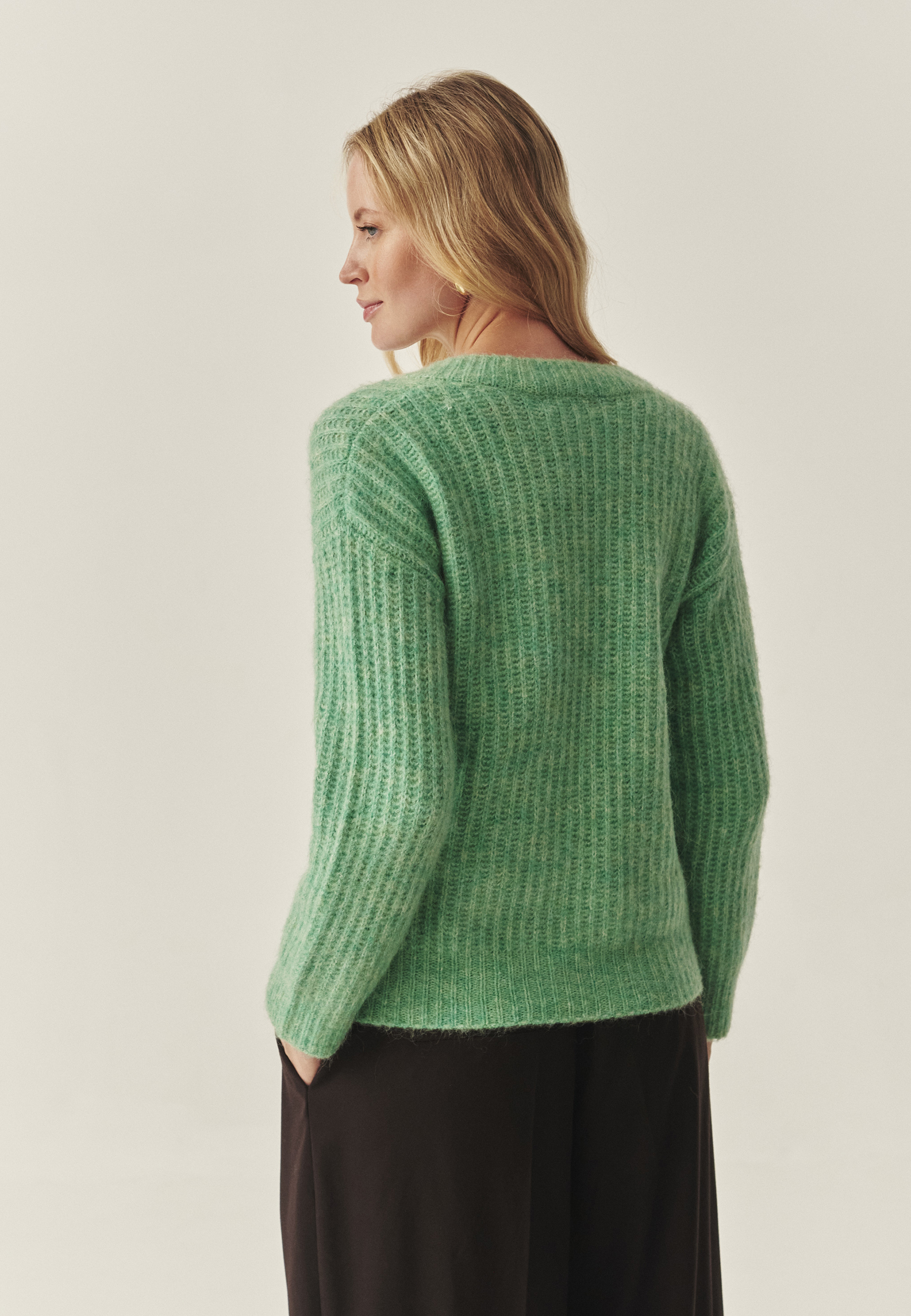 PULOVER DE DAMĂ, CU DECOLTEU ÎN FORMA LITEREI „V” — ASPEN VERDE 2