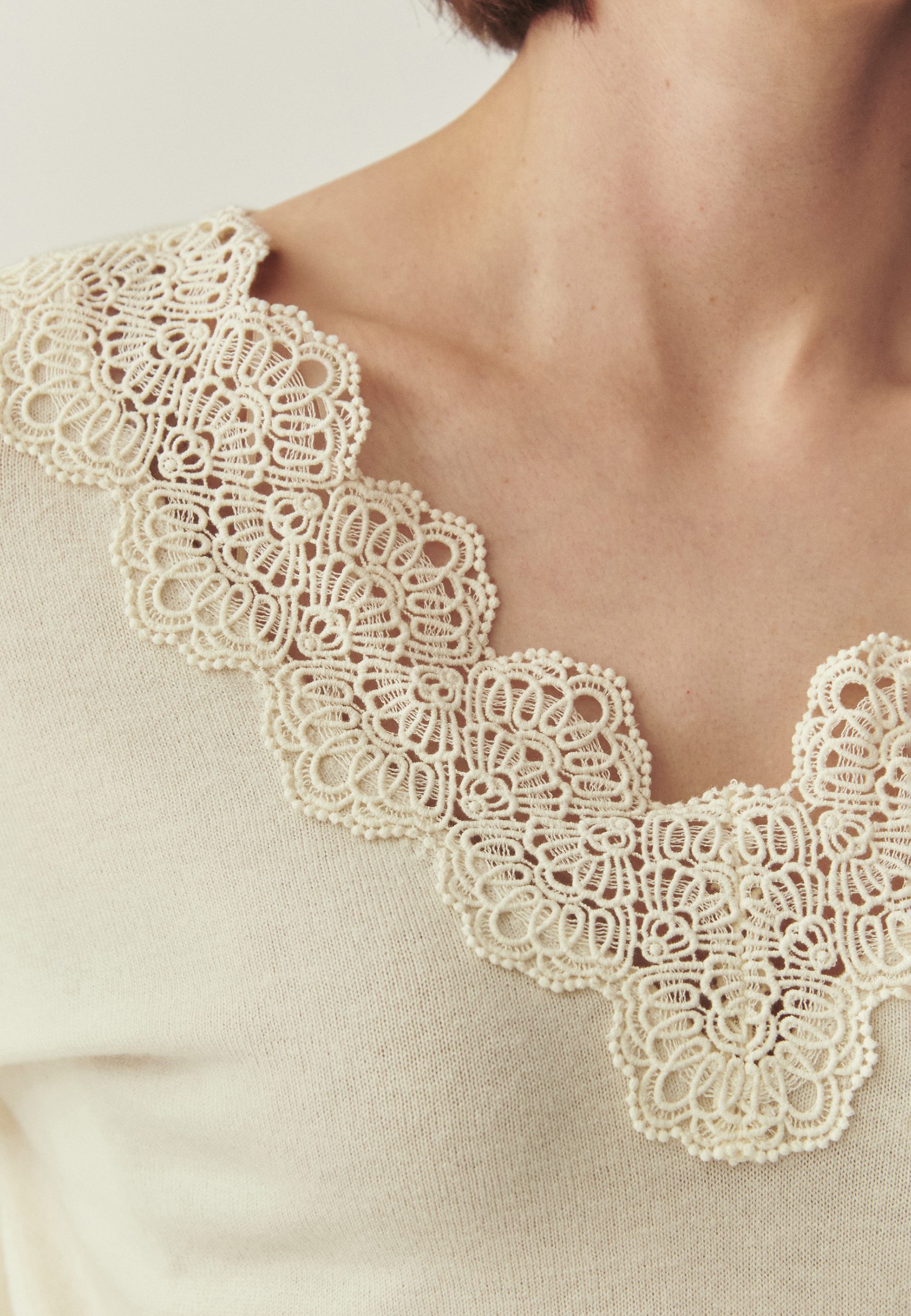 WEŁNIANY SWETER Z KORONKOWYM WYKOŃCZENIEM - ELWIRA ECRU 2