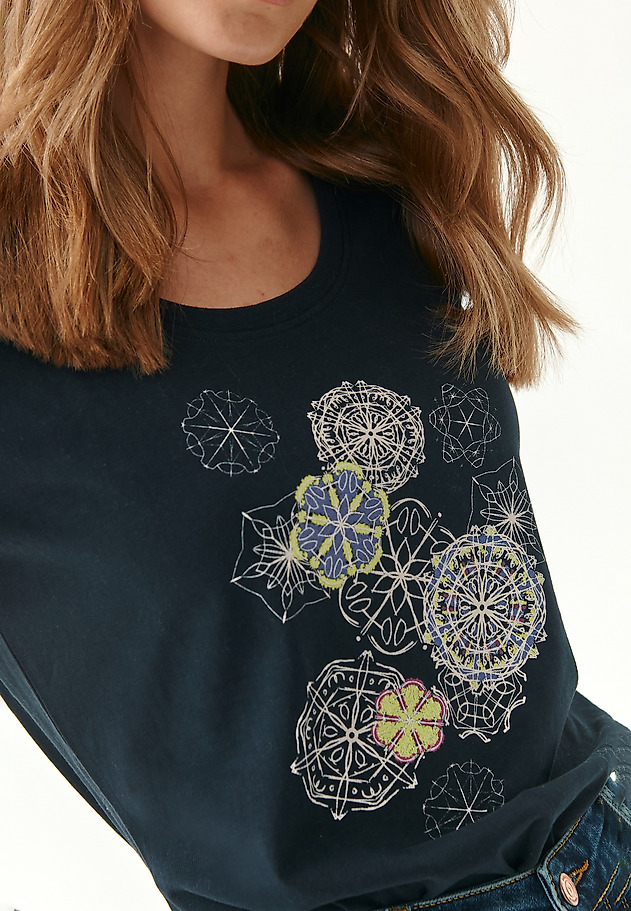 T-SHIRT DAMSKI Z NADRUKIEM W KWIATY ANTONIA 1 T-SHIRT DAMSKI Z NADRUKIEM W KWIATY ANTONIA 1 GRANATOWY 3