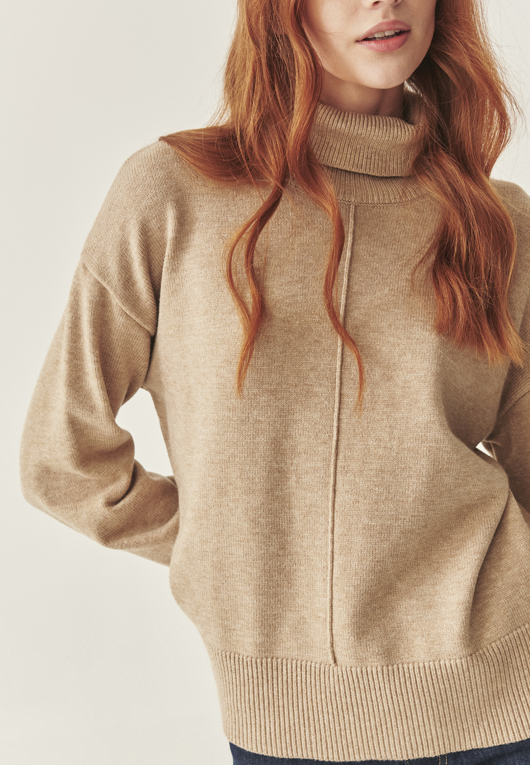 OHLAPEN PULOVER Z VISOKIM OVRATNIKOM - AKEMI BEŽ 2