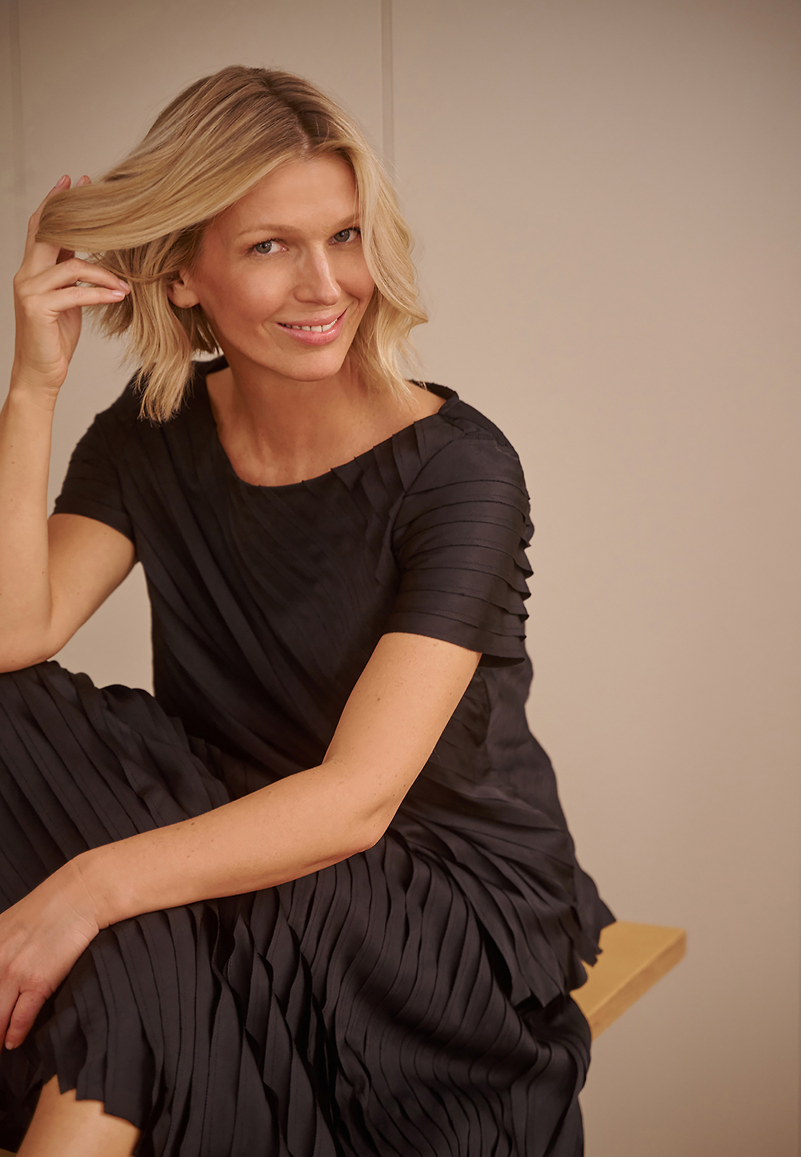 ELEGANTNA ŽENSKA BLUZA S KRATKIMI ROKAVI NAKO ELEGANTNA ŽENSKA BLUZA S KRATKIMI ROKAVI NAKO ČRNA 93841
