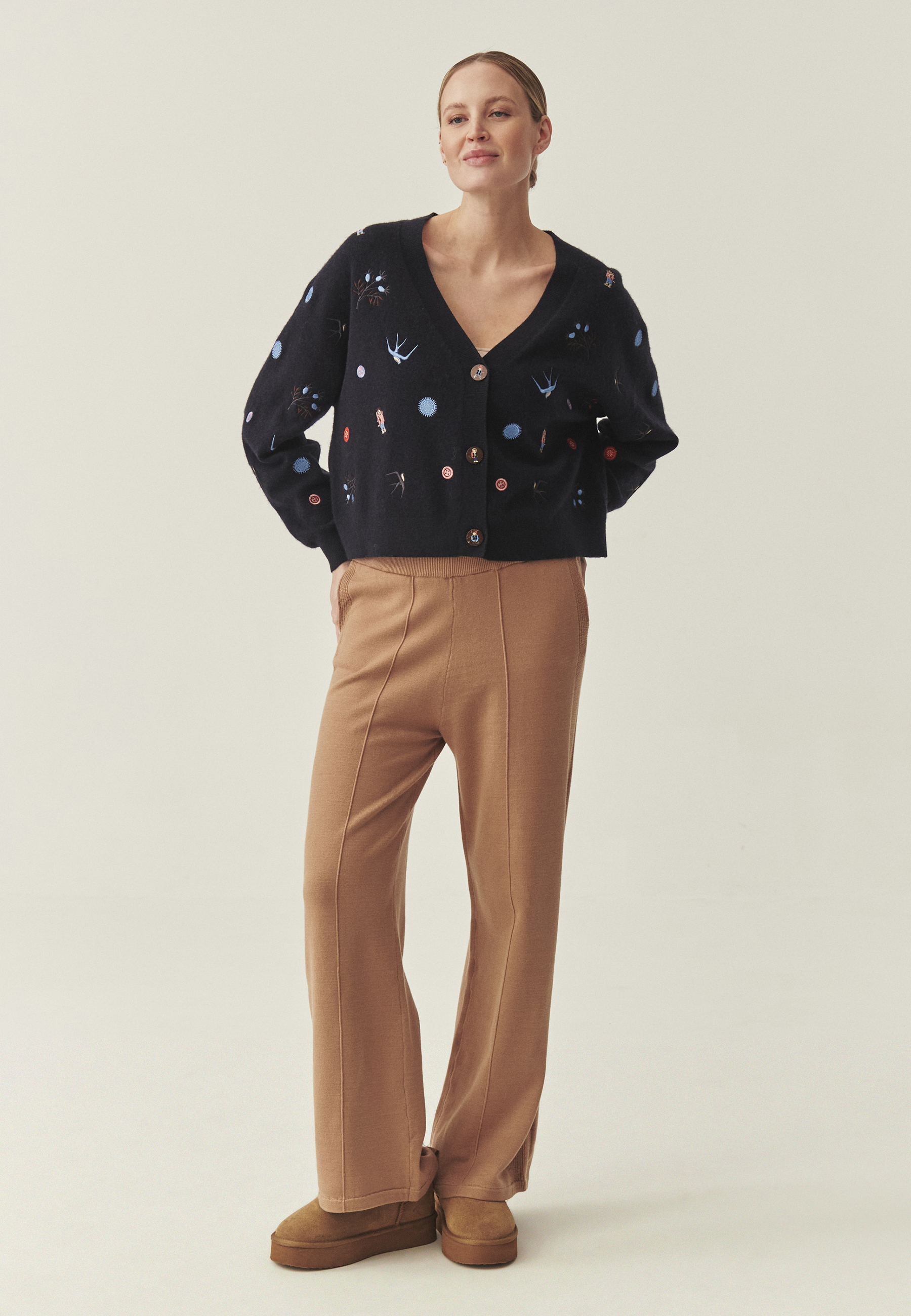 WEŁNIANY KARDIGAN Z BAJKOWYMI HAFTAMI - TEDA GRANATOWY 2