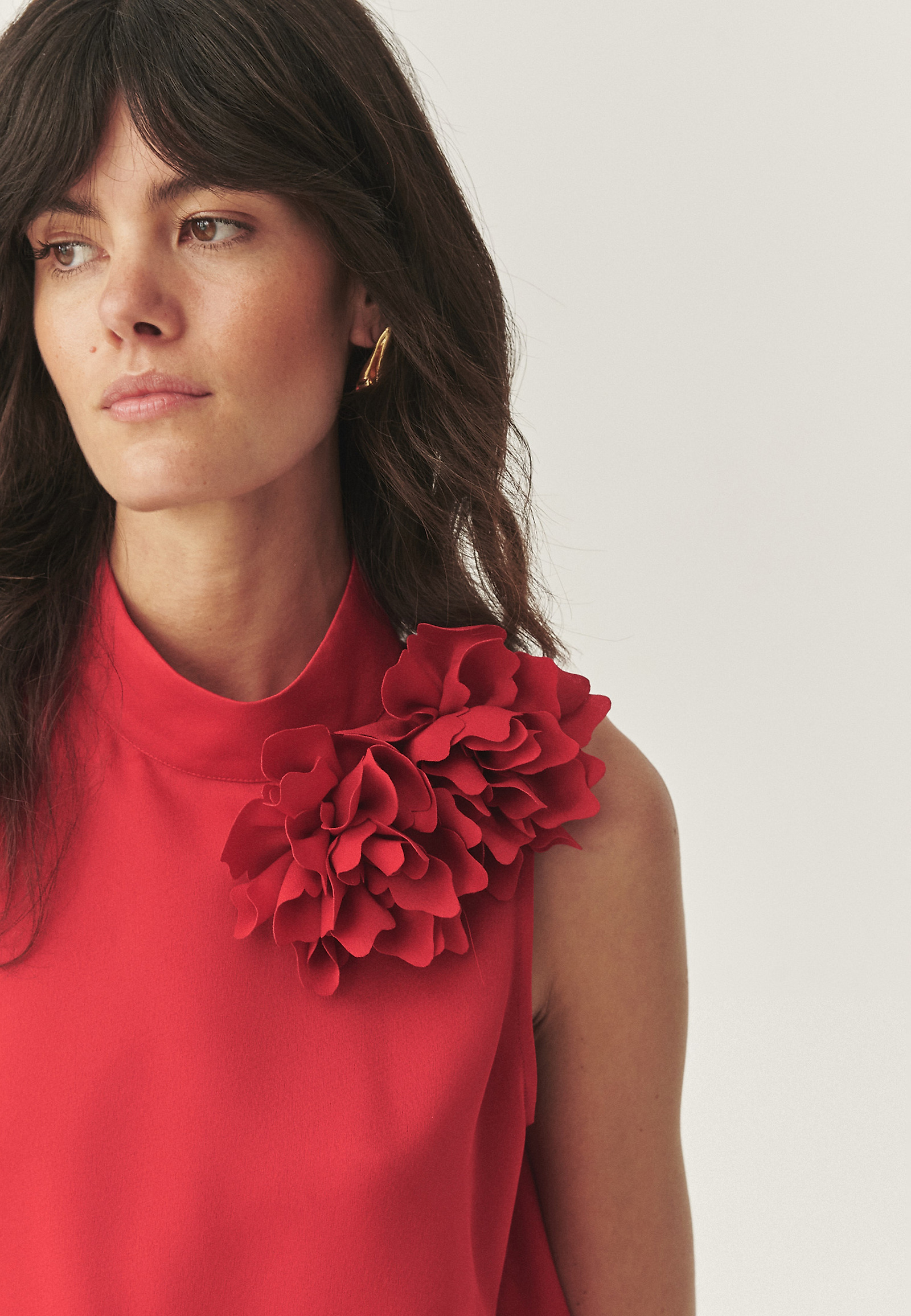 ELEGANTNA BLUZA Z FLORALNIM AKCENTOM - FLORIANA 1 ELEGANTNA BLUZA Z FLORALNIM AKCENTOM - FLORIANA 1 RDEČA 113560