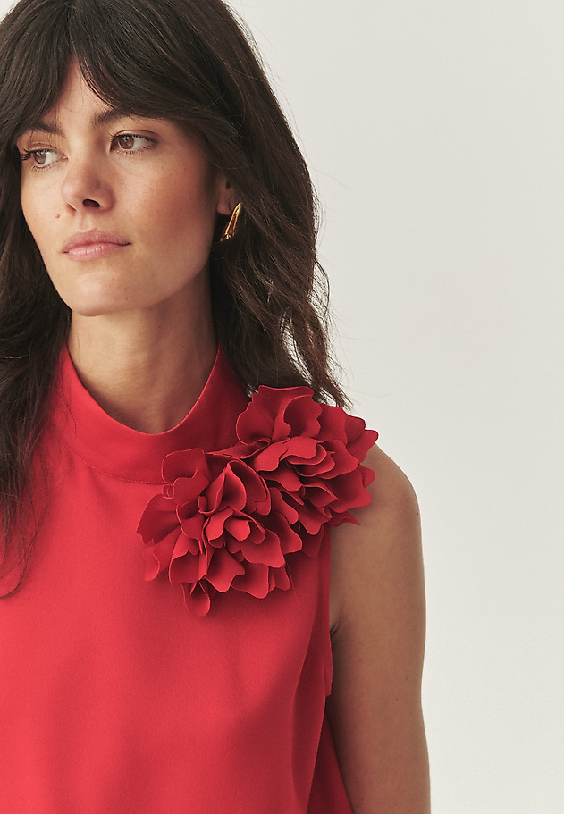 ELEGANTNA BLUZA Z FLORALNIM AKCENTOM - FLORIANA 1 ELEGANTNA BLUZA Z FLORALNIM AKCENTOM - FLORIANA 1 RDEČA 3