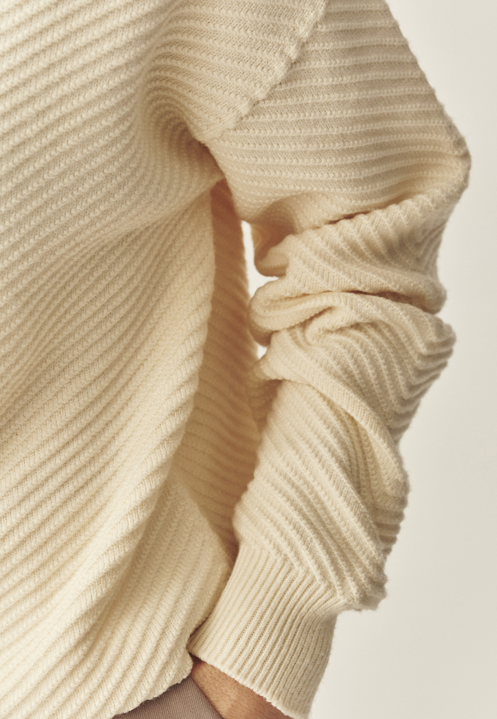 CASUALOWY SWETER Z PÓŁGOLFEM - IRISA CASUALOWY SWETER Z PÓŁGOLFEM - IRISA BEŻOWY 117503