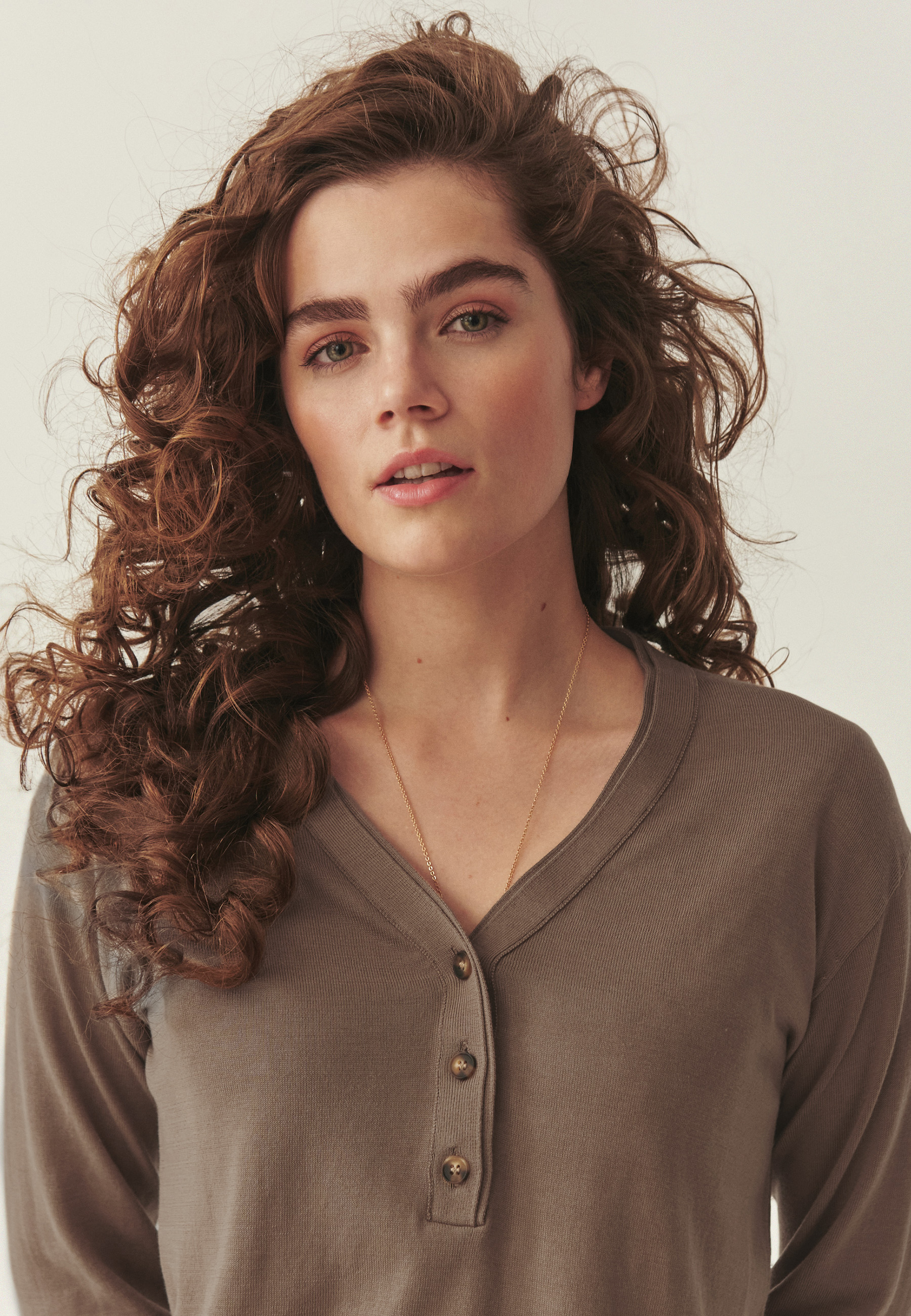 SWETER Z DOMIESZKĄ JEDWABIU - TELLA BEŻOWY 2