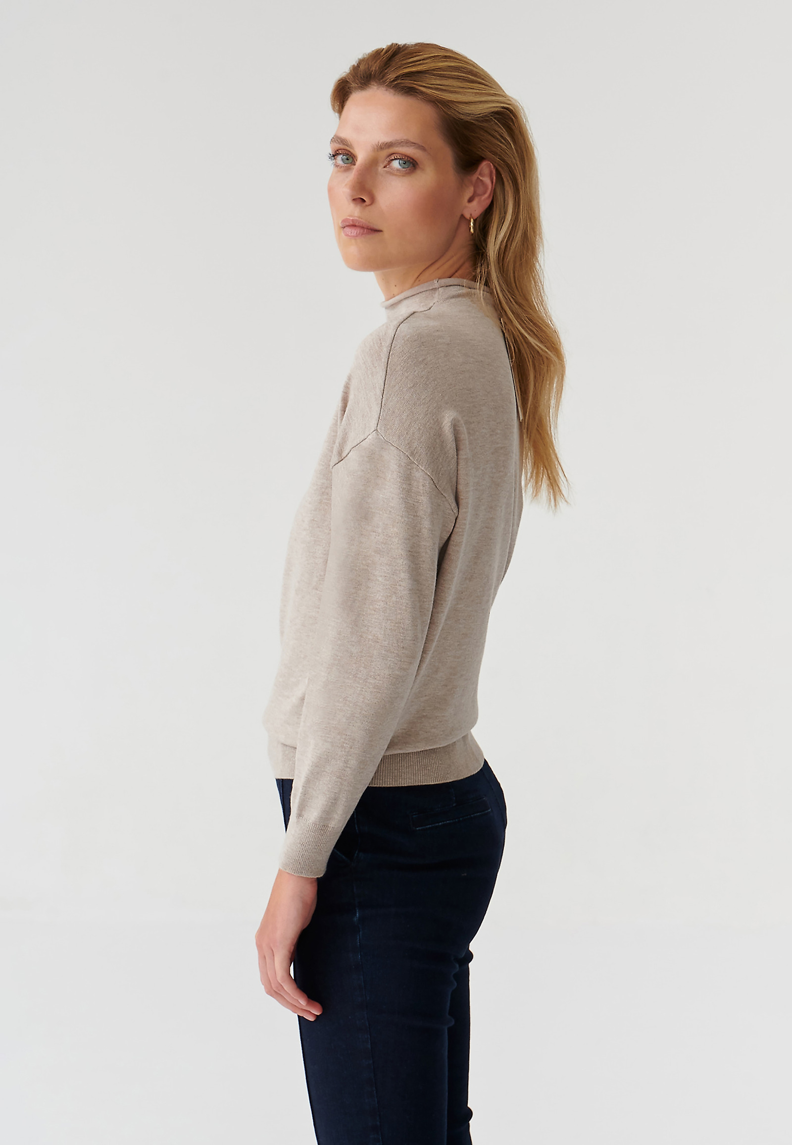 DÁMSKY POLOVIČNÝ ROLÁKOVÝ SVETER NAVI DÁMSKY POLOVIČNÝ ROLÁKOVÝ SVETER NAVI BÉŽOVÁ 90482