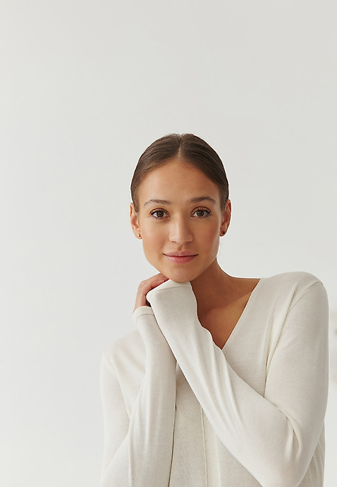 SWETER DAMSKI O KLASYCZNYM KROJU - TESSO SWETER DAMSKI O KLASYCZNYM KROJU - TESSO