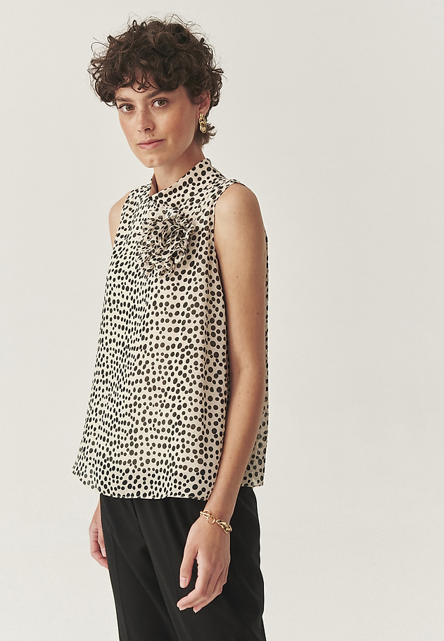 PATTERNED BLOUSE WITH FLORAL ACCENT - FLORIANA PATTERNED BLOUSE WITH FLORAL ACCENT - FLORIANA BEIGE 2
