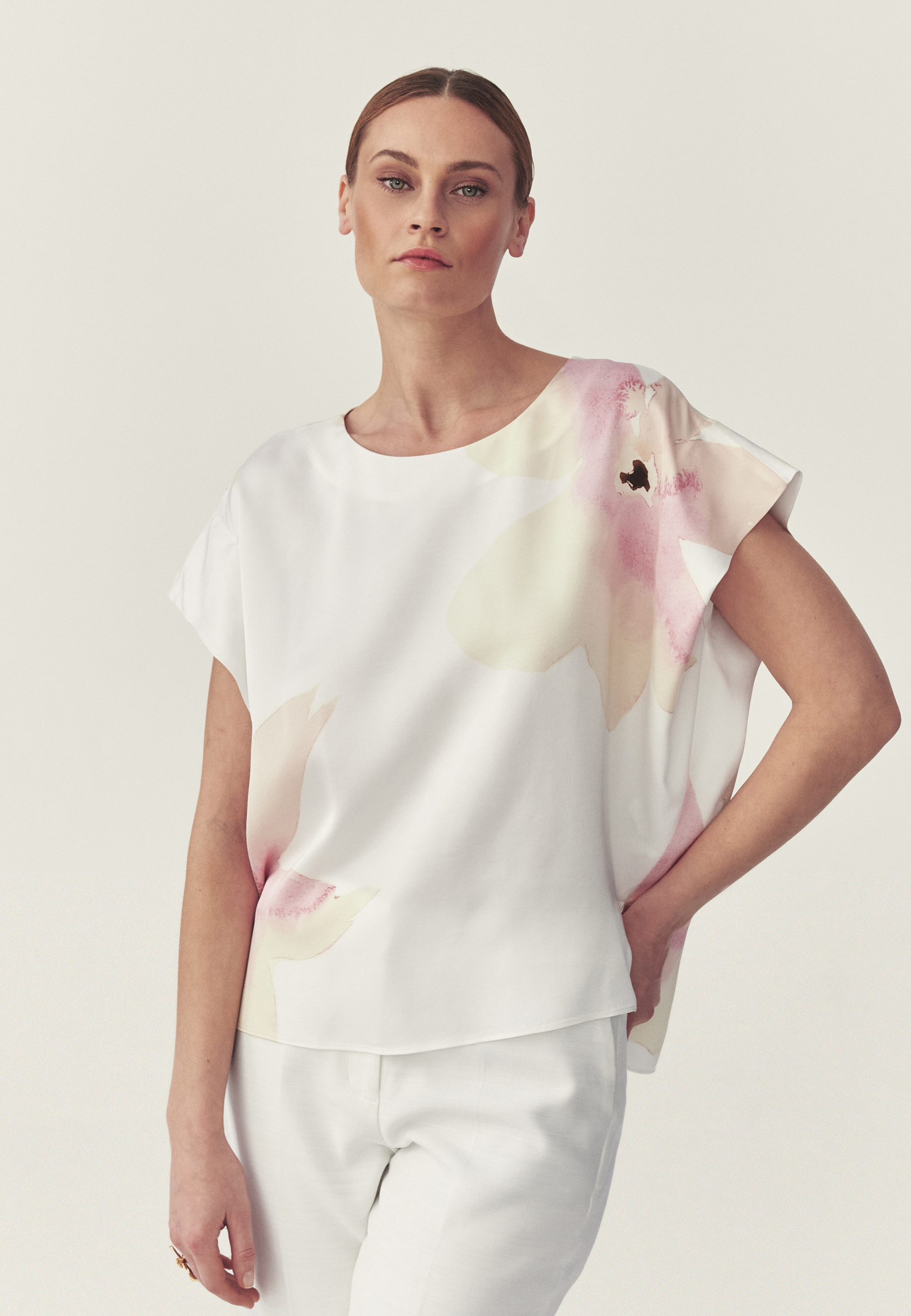 SATYNOWA BLUZKA W KWIATOWY WZÓR - IRMINA BIAŁY 2