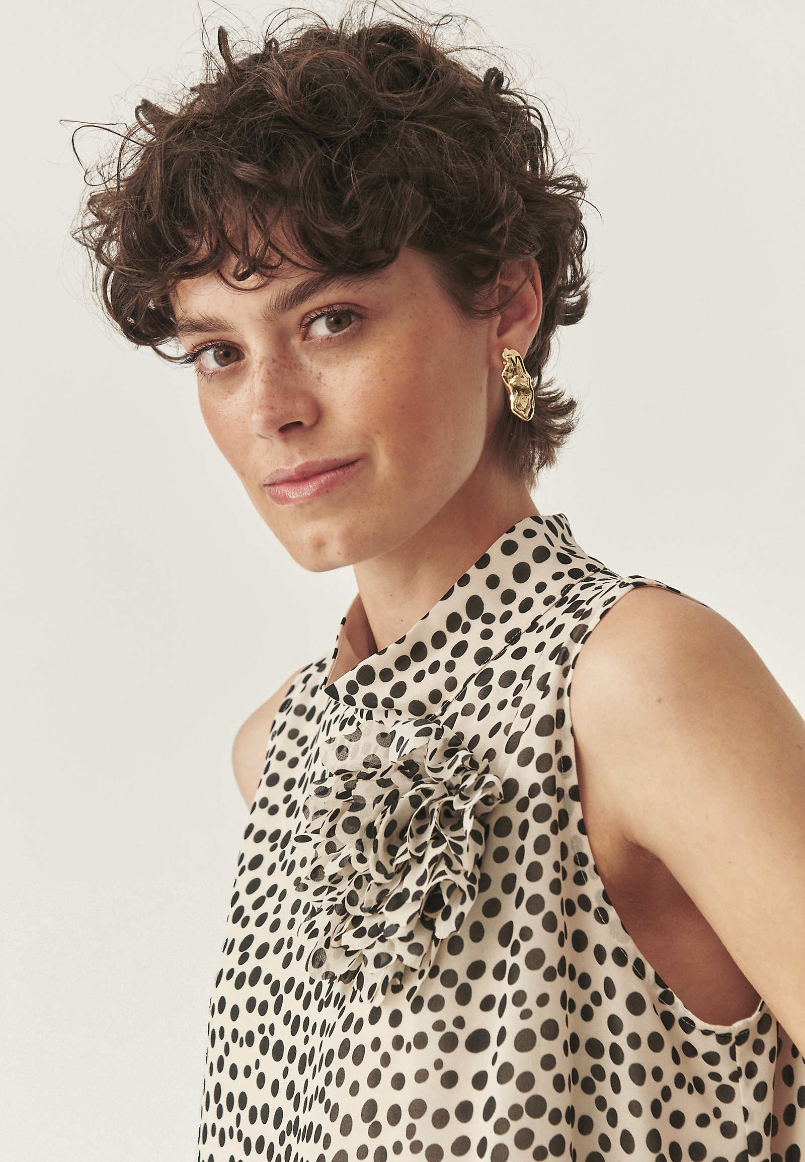 PATTERNED BLOUSE WITH FLORAL ACCENT - FLORIANA PATTERNED BLOUSE WITH FLORAL ACCENT - FLORIANA BEIGE 114336