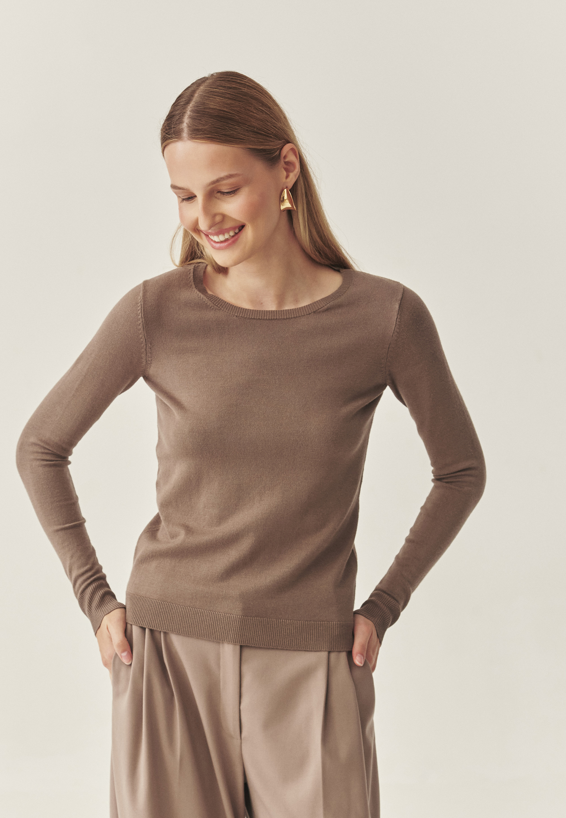 KLASICKÝ DÁMSKY SVETER S OKRÚHLYM VÝSTRIHOM – TESSINI BÉŽOVÁ 2