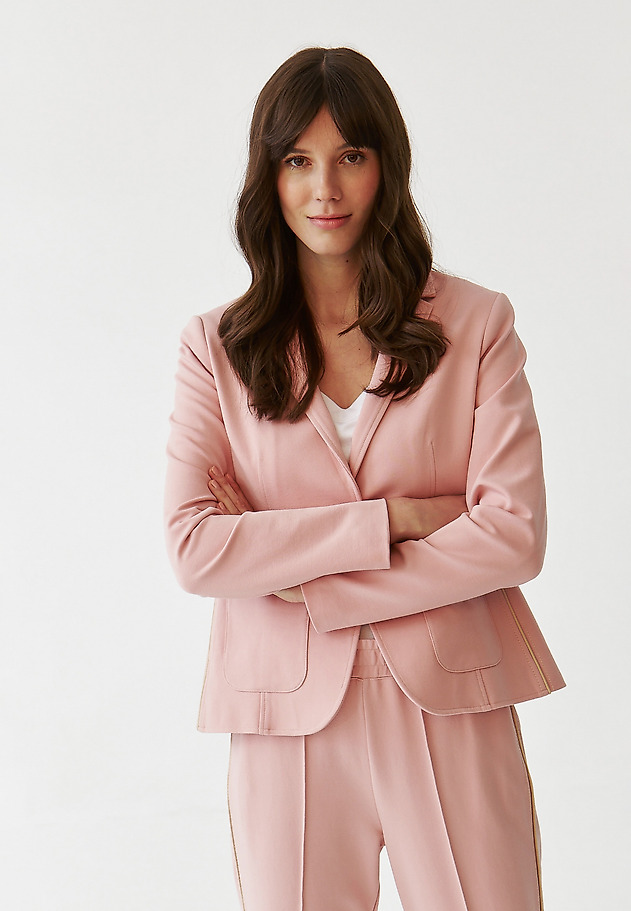 LADIES’ SINGLE-BREASTED BLAZER WITH DECORATIVE PIPING - DEDERI LADIES’ SINGLE-BREASTED BLAZER WITH DECORATIVE PIPING - DEDERI RÓŻOWY 1