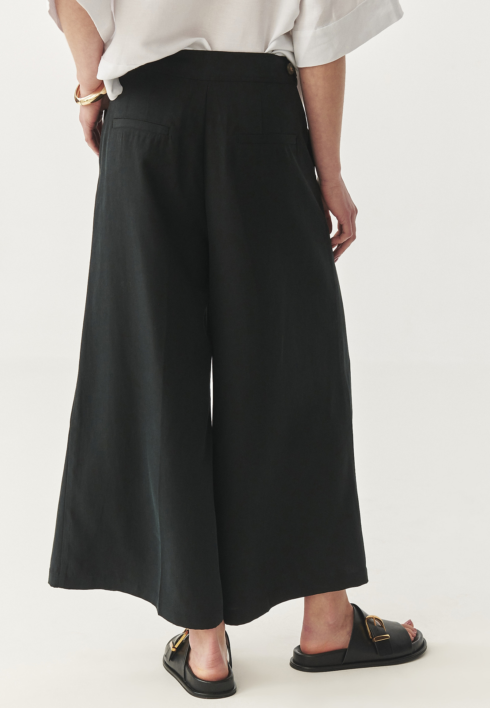 ELEGANTNÉ NOHAVICE SO ŠIROKÝM ROVNÝM STRIHOM - MASKANO ELEGANTNÉ NOHAVICE SO ŠIROKÝM ROVNÝM STRIHOM - MASKANO ČIERNA 112596