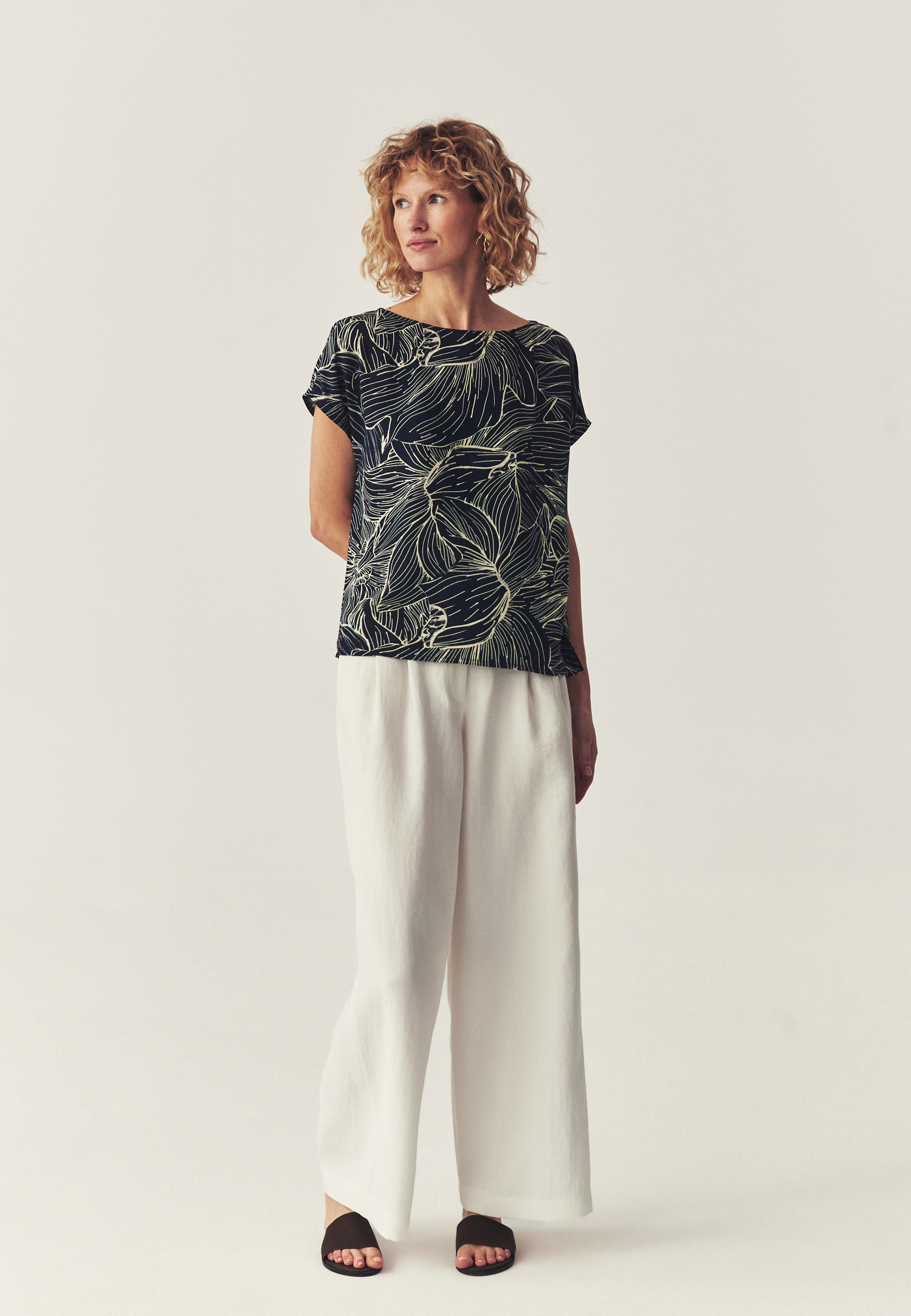 WZORZYSTA BLUZKA Z WISKOZĄ LENZING™ ECOVERO™ -  OMA 1