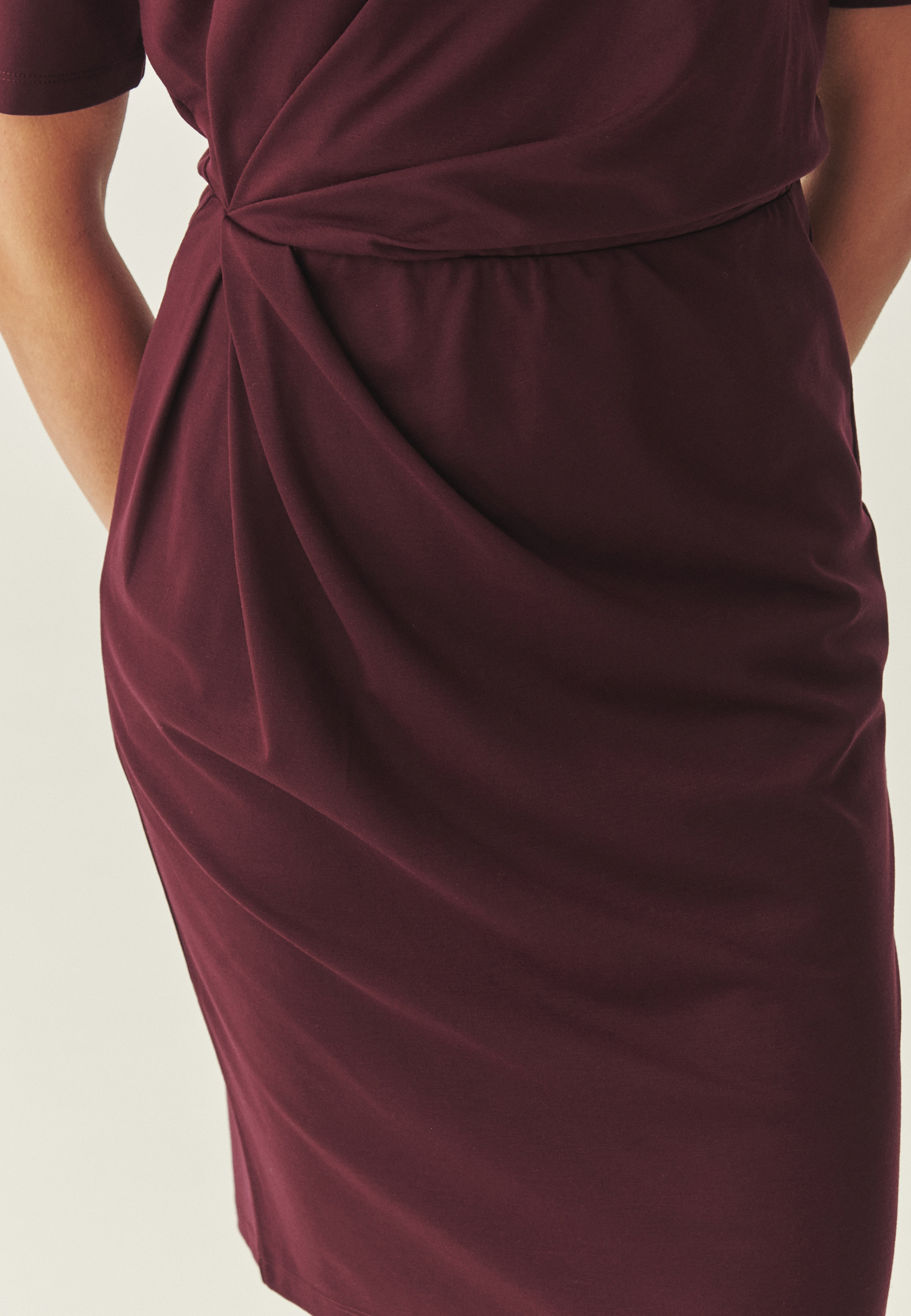 DZIANINOWA SUKIENKA Z MARSZCZENIAMI - RETI CZERWONY 2