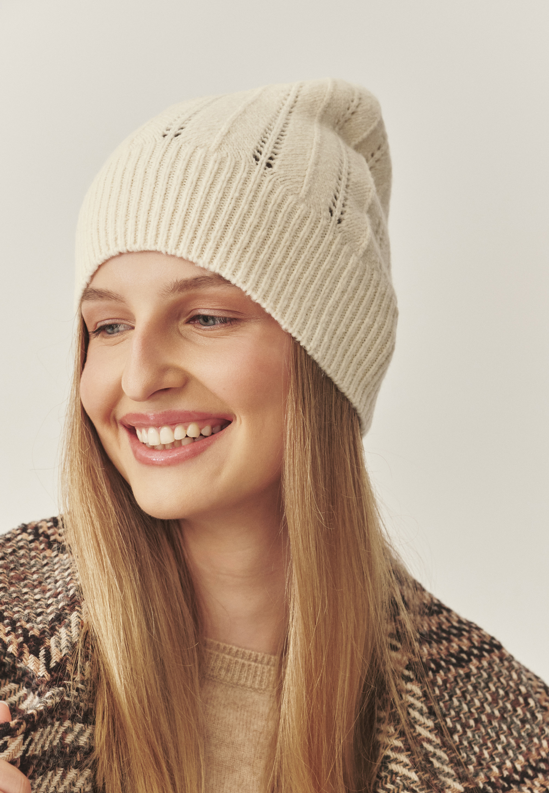 KLASICKÁ ČEPICE S PŘÍMĚSÍ VLNY – DERA ECRU 2