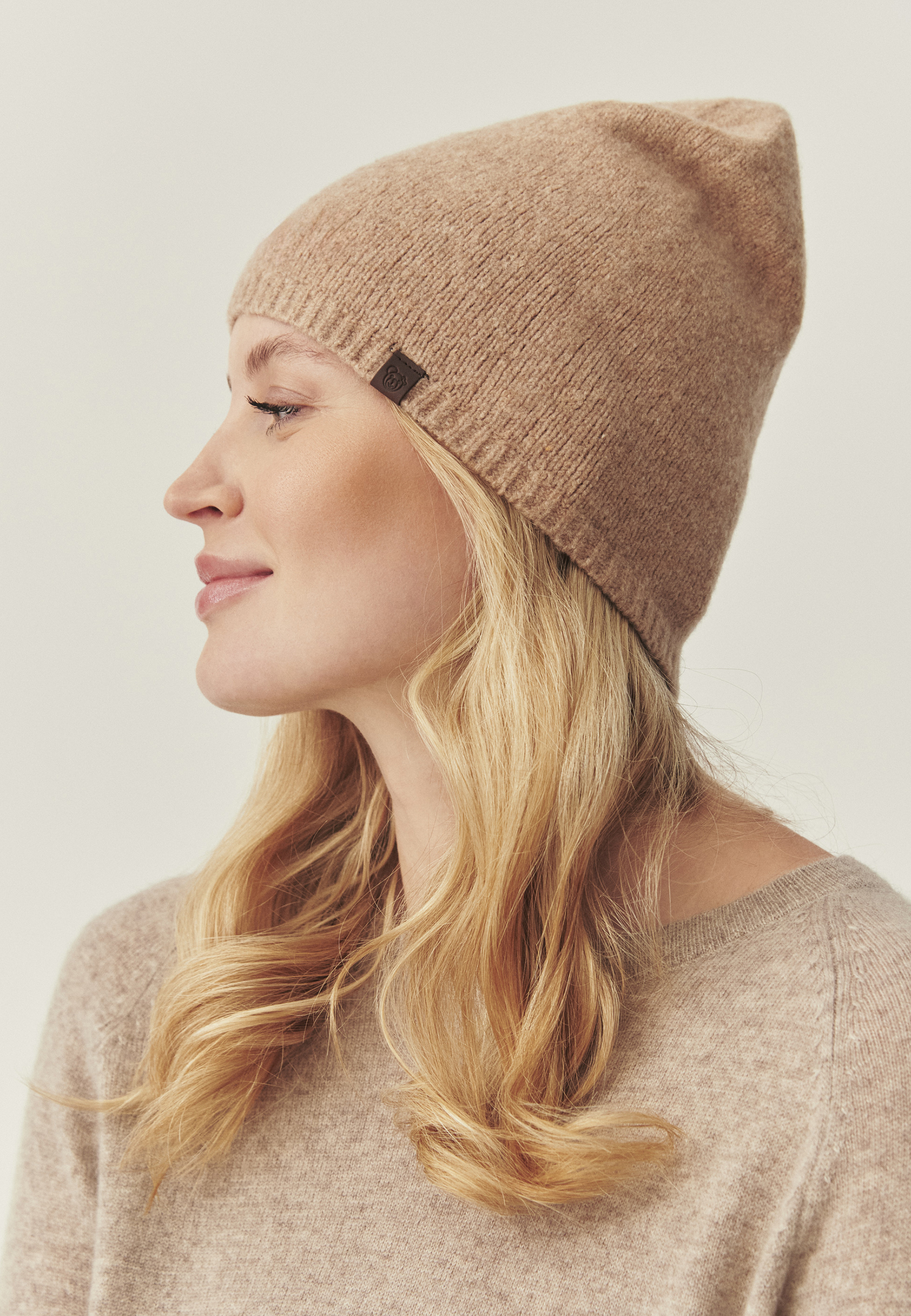 KLASYCZNA CZAPKA Z DOMIESZKĄ WEŁNY - SNUGI BEŻOWY 2