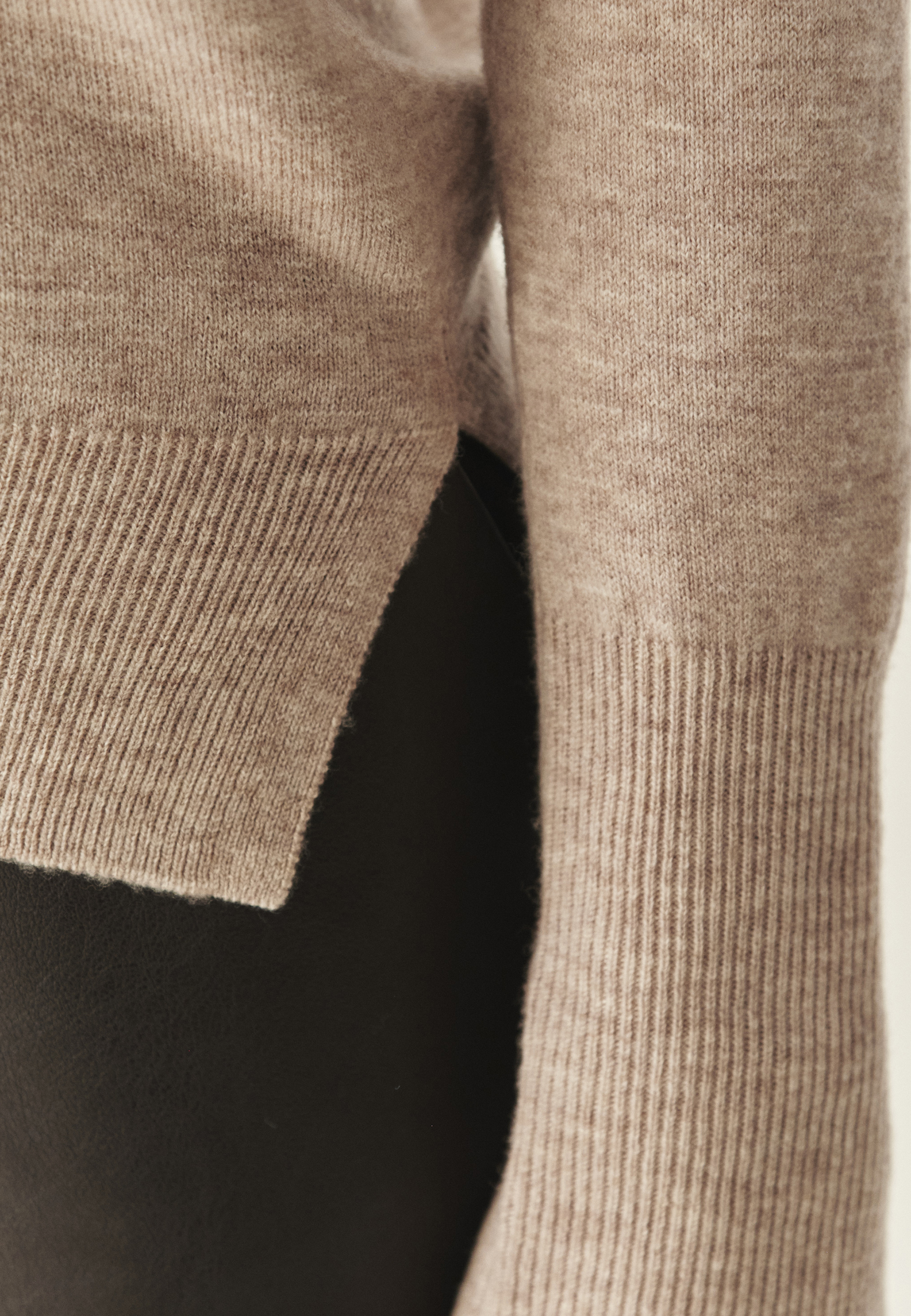 PULOVER DE DAMĂ DIN LÂNĂ CU DECOLTEU ÎN FORMA LITEREI „V”- RONI BEJ 2