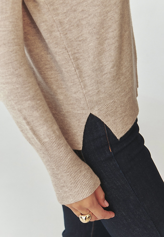 LADIES’ WOOL SWEATER WITH A V-SHAPED NECKLINE - RONI LADIES’ WOOL SWEATER WITH A V-SHAPED NECKLINE - RONI BEŻOWY 5